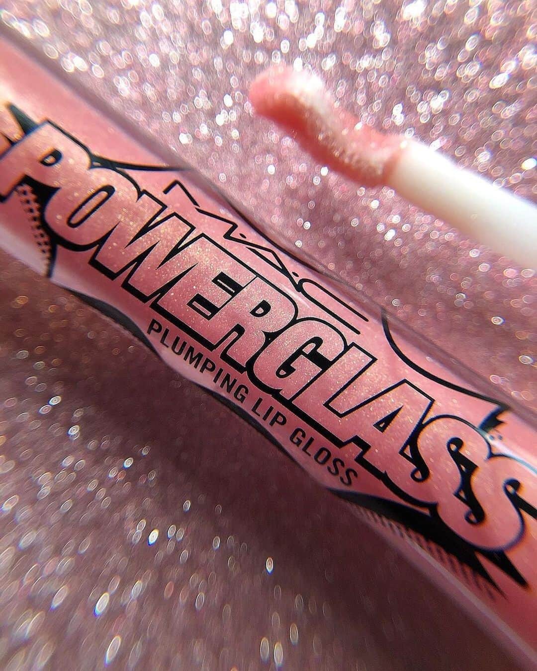 のインスタグラム：「🚨Have you heard? The lip plumper that’ll leave you powered up has LANDED on maccosmetics.co.uk 💋⁠ ⁠ Get EARLY ACCESS to high-shine, nourishing colour that visibly plumps lips instantly and over time with Powerglass Plumping Lip Gloss⁠ ⁠ 💄Shade GEE, THAT’S SWELL⁠  #regram @pixibomb  #MACPowerglass #MACCosmeticsUK #MACLovesLips #Powerglass⁠」