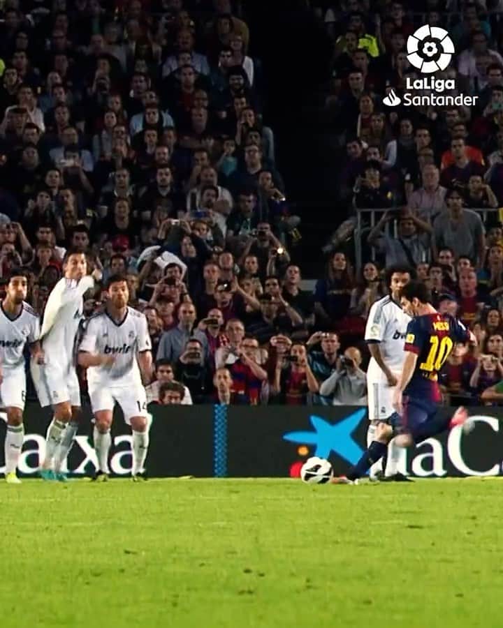 のインスタグラム：「📝 "Scoring a free-kick in #ElClasico".  💥 IT HAD TO BE HIM: 𝐋𝐄𝐎 𝐌𝐄𝐒𝐒𝐈. • 📝 "Marcar un golazo de falta en #ElClásico".  💥 TENÍA QUE SER ÉL: 𝐋𝐄𝐎 𝐌𝐄𝐒𝐒𝐈. • #LaLiga #LaLigaSantander #Barça #Messi #Football #Goals」