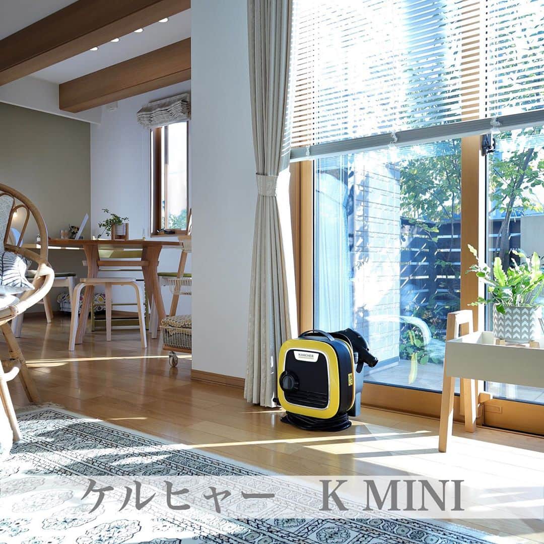 のインスタグラム：「ずっとずっと欲しかったケルヒャー🥰 . . 10月1日にMINIが出ると言うことだったので予約しておりました😍✨ . . 先日無事届き‼️ . . . まずはそのサイズに驚愕‼️‼️ほんとにちっちゃーい😍 . . . しかも、軽い✨ . . 以前K3を使用したことがあったのですが、この大きさで最大許容圧力も1しか違わず🥰(K3は10Mpa、K MINIは9 Mpa) . . この差がどんなものなのか素人の私には全くわからず、購入前にケルヒャーに電話してお尋ねしてみた☺️ . . すると、同じ汚れを落とすときにKMINIの方が少し時間を要するというだけで、KMINIだから落ちない、と言うことはないと言われました✨(ちなみに吐出水量も少し差があります!) . . . 実際使ってみた感じも、K３の時と大差ない感じだったので一安心🥰❤️ . . やっと念願のケルヒャーライフがスタートです笑🚰 . . .  タイルは目地に隙間があったら怖いのでやっていませんが、その他の部分はピカピカに☺️🌸 . .  というか写真みると、よくぞここまで放置したなってくらい汚いですよね笑😭これからはケルヒャー片手にがんばります🥰 . . #楽天roomに載せてます  @ryuryu_home  . . #北欧インテリア　#ダイワハウス　#北欧ナチュラル　#ナチュラルモダン #シンプルホーム　#ケルヒャー　#リビングインテリア　#中庭のある家　#庭　#外構　#mygarden #マイガーデン」