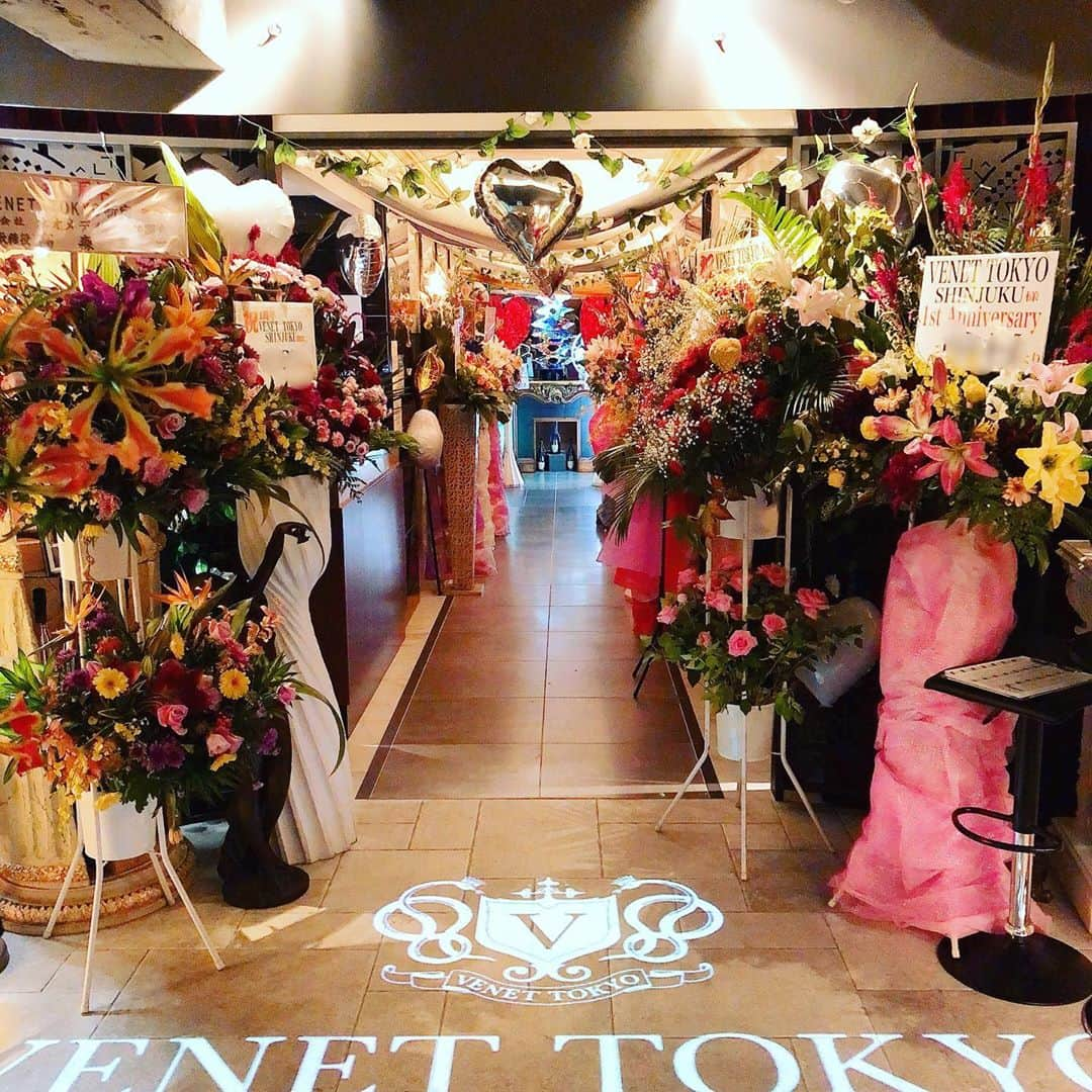 VENETTOKYOさんのインスタグラム写真 - (VENETTOKYOInstagram)「🎉✨🎉✨🎉✨🎉✨ . 周年3日目✨ . 連日多くのお客様のご来店誠にありがとうございます🙇‍♂️ 周年イベントもちょうど折り返し🥂 . 今歌舞伎町で一番のホットスポット🔥 この期間限定の全キャストさんロングドレスのスペシャルウィークとなっております👗 . このイベントを機に常連様だけでなくご新規のお客様もベネ東京を知って頂きたいと思っております❗️ . ご来店頂いたお客様の心に残る素敵な夜になる様、最高のおもてなしをご用意致しております✨. 多くの皆様のお越しを心よりお待ち申し上げております🍾 . . VENET TOKYO SHINJUKU 160-0021 東京都 新宿区歌舞伎町2-10-8 ゆきざきビル5Ｆ 03-5273-2424 . #1周年#感謝イベント#アニバーサリー#心に残る#おもてなし#ベネチアン#ベネ#ベネ東京#ベネ東京新宿#venettokyo#福岡#中洲#東京#六本木#新宿#歌舞伎町#銀座#横浜#大阪#北新地#キャバクラ#クラブ#ラウンジ#キャバ嬢#ホスト#お酒#シャンパン#ワイン#かわいい#ネイル」10月21日 20時28分 - venet_shinjuku