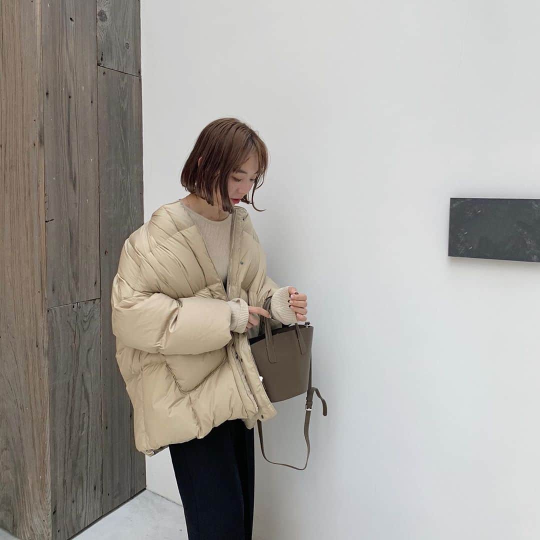 saanaaeのインスタグラム：「そしてそして、、🤎 次にお気に入りのouter🤎 NUE down。  ノーカラーの抜き襟と お尻が隠れるちょうどいい丈感。 もっさりしない様に首元はすっきりなのに、 styleupして見えるよう裾に向けてふかふかに ダウンの量を調整♡ 絶妙なシルエットとcolorで仕上がったさいきょうdownです🧸 (説明長い。笑 #いつもの癖  昨年すぐに完売してしまったものを 上質にブラッシュアップ致しました✨  こちらも10/24から販売開始です👐🏻  #NUEbyas」