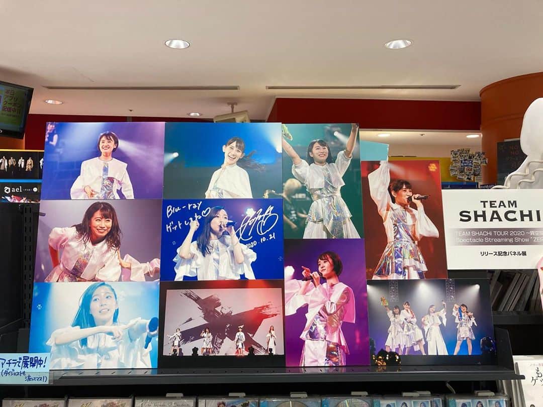 宮戸洋行のインスタグラム：「aikoさんのCD買いに行ったタワーレコード新宿店ではTEAM SHACHIのパネル展も開催されてました！今朝柚姫ちゃんが来てたところ！ #TEAMSHACHI #シャチZERO #TEAMSHACHIとかいてシャチと読みます」