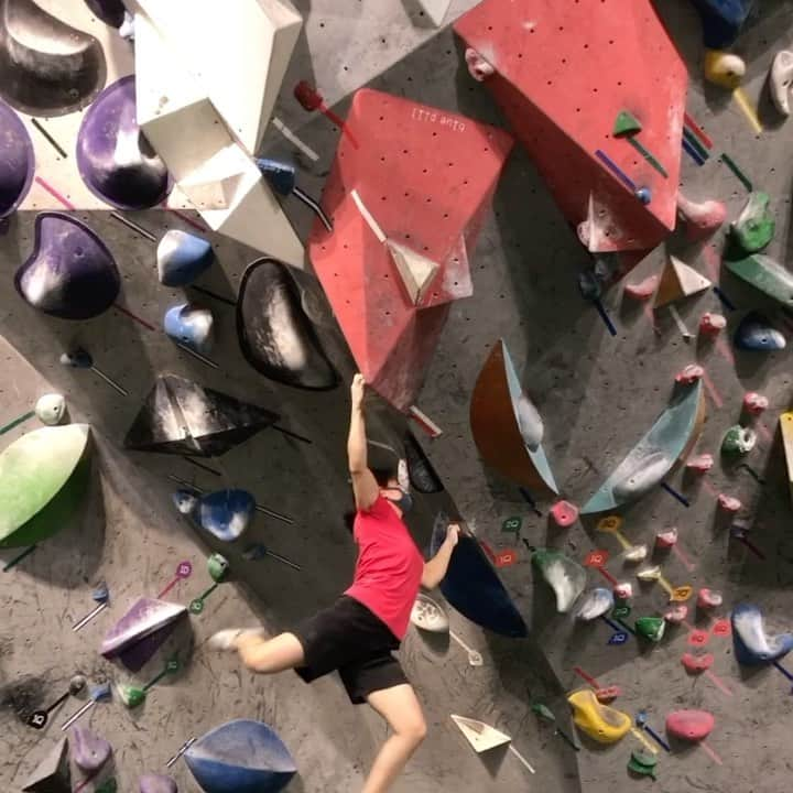 北脇順子のインスタグラム：「I was exhausted by the long session at @dogwood_climbing_chofu but happy to be able to get it:v6😍. A little tip when you think to wanna try harder is ”just be Hyper”!Haha 😜  ひっさしぶりにロングセッション☺︎ 最後の気合いで落とした一級！気分高めて挑んだら登れた！🤣  #climbing #bouldering #fun#クライミング #4armstrong #楽しかった」