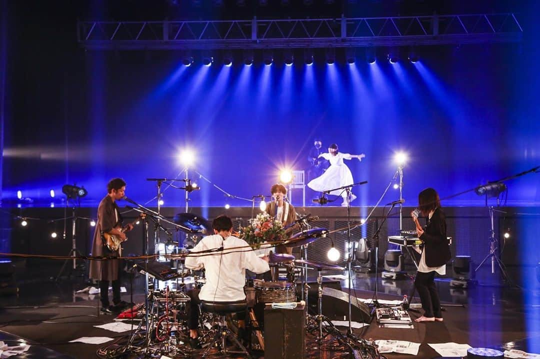 白井將人のインスタグラム：「"Halo at 四畳半"やってるわあ  photo by オチアイユカ(@sadvacation5 )」