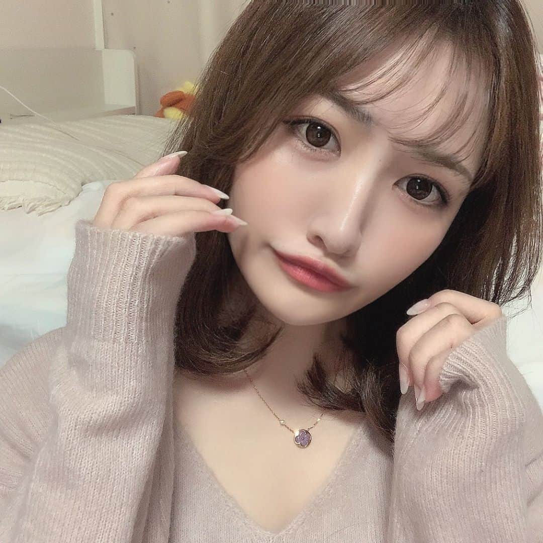 餃子のりさちゃんのインスタグラム：「萌え袖にゃんにゃんして さむい〜〜😣😣😣❤ ってくっつける時期がきましたね あざと女子のみなさんの季節です☃  #あざとくて何が悪いの」