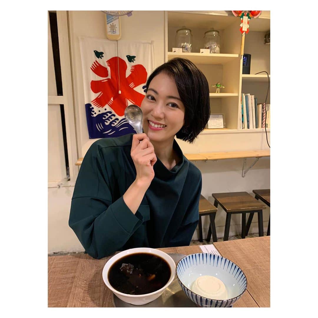 煌月爽矢のインスタグラム：「.﻿ .﻿ 先程YouTubeアップしまして…﻿ 今回は『ガッツリとローカルな光景』をお届けします！！﻿ ツアーガイドに載ってない習慣だよ♡﻿ ﻿ ﻿ 撮影後にスイーツ食べました。﻿ 台湾にある定番スイーツ『仙草ゼリー』﻿ 至る所で食べられますが、甘すぎず美味しくて大好きです。﻿ ﻿ ﻿ 今回は『三角冰』というお店でオススメメニューを食べてみました。﻿ ﻿ 珍しく、牛乳プリンを中に混ぜて食べるメニューで…最高のコラボを織りなしてくれた。﻿ ﻿ ﻿ ﻿ ﻿ 三角冰﻿ 116台北市文山區羅斯福路五段170巷10號﻿ ﻿ ﻿ #台湾﻿ #台湾生活﻿ #台灣﻿ #YouTube﻿ #三角冰﻿ #仙草ゼリー﻿」