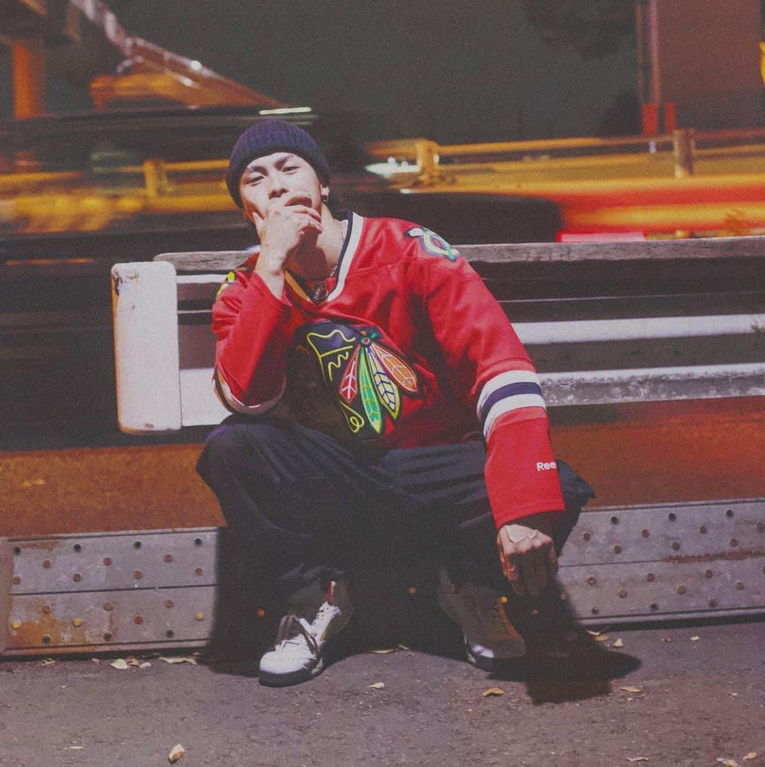 のインスタグラム：「肩幅アイスホッケー選手🏒 #肩幅大喜利 📷by @mk07max  #fashion #bboy #ootd #肌肉男 #근육 #筋肉男子 #肩幅#streetfashion#fitness#workout #마쵸남 #アイスホッケー#ホッケーシャツ #ゲームシャツ」