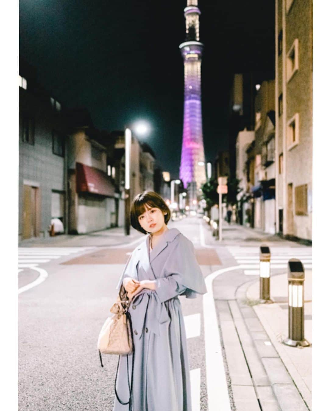 のインスタグラム：「🌃 ・ ・ スカイツリー初めて間近で見たけど 迫力すごくておったまげた😳✨  このトレンチコート🧥 サックスブルーで淡くてくすんだ色、 形も可愛くてお気に入り...❤︎  ・ ・」