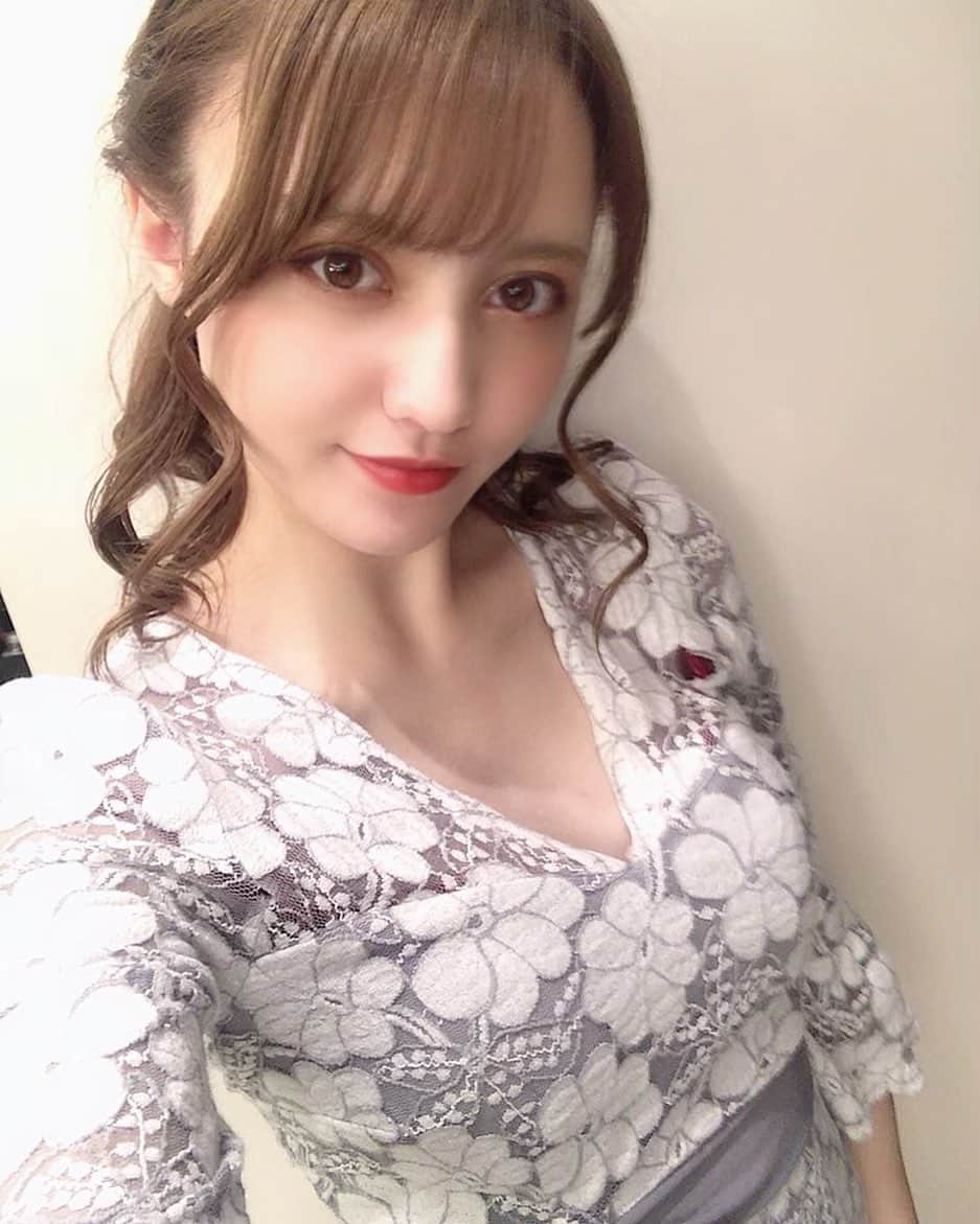 ニーナのインスタグラム：「．  ライトのおかげで めちゃ色白になった👼🏻笑笑」