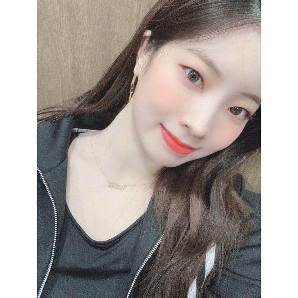 ダヒョンさんのインスタグラム写真 - (ダヒョンInstagram)「What will we get tonight? 🤍」10月21日 20時44分 - dahyun.news