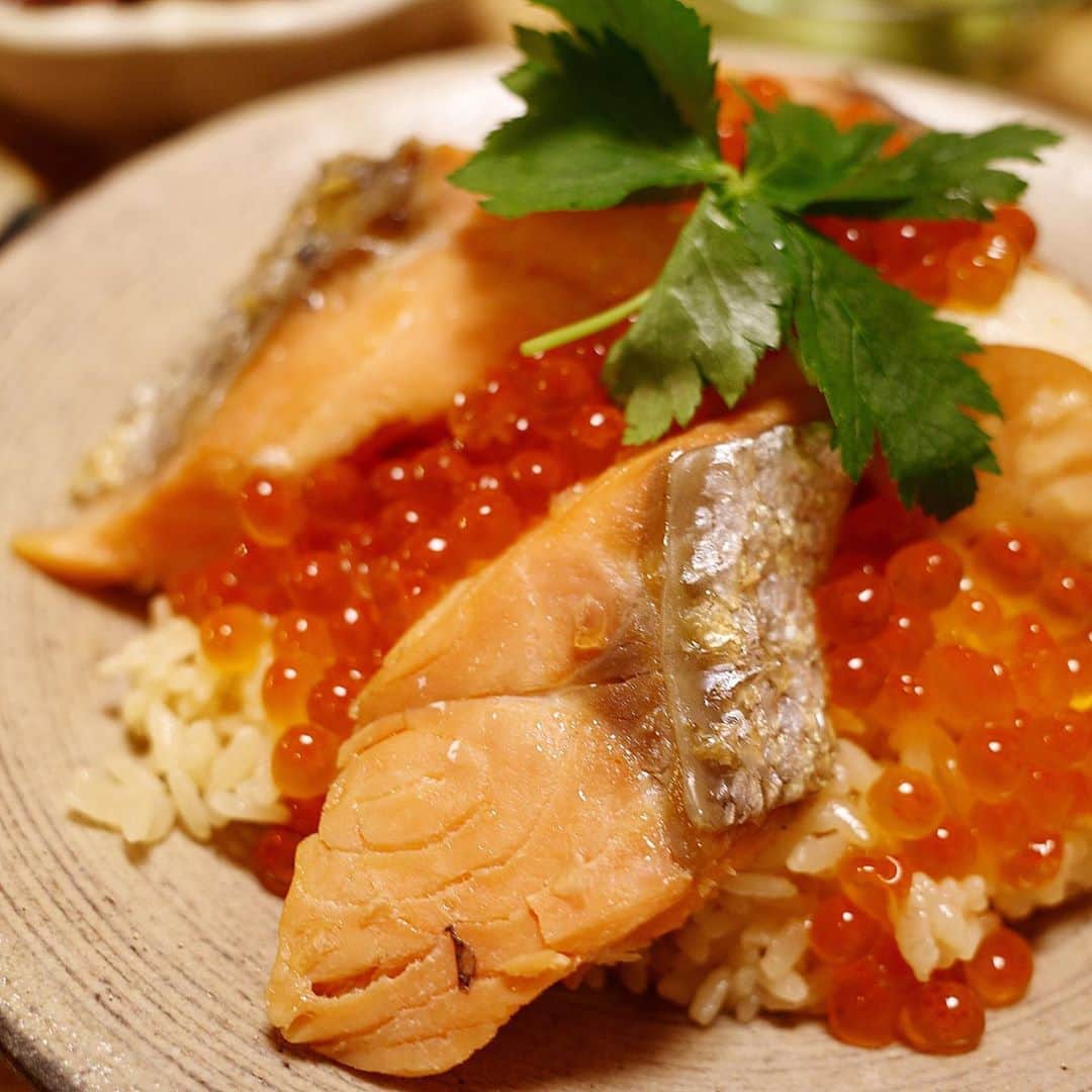 佐藤優里亜さんのインスタグラム写真 - (佐藤優里亜Instagram)「北海道土産の鮭といくらをたっぷり使った、はらこ飯！ ・ ご飯屋さんで見つけると必ず頼みたくなる大好きなメニュー。 コメントでオススメしてもらったので作ってみました🌸 ・ 簡単なのに美味しい🤤動画撮ったのでまた今度YouTubeでもアップします！ ・ ✔︎いくらと鮭のはらこ飯 ✔︎蓮根つくね ✔︎きゅうりの一本漬け ✔︎きのこ塩麹マリネ ✔︎たこわさび ✔︎お味噌汁 ✔︎トマト ・ #ゆりあごはん #はらこ飯 #今日のご飯 #今日の晩御飯 #鮭 #秋鮭 #腸活 #塩麹 #北海道グルメ」10月21日 20時44分 - yuriang_