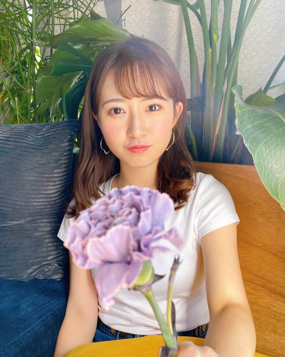 伊藤彩華さんのインスタグラム写真 - (伊藤彩華Instagram)「♡︎Flower♡︎ . . . .  オープニング映像の撮影をしました〜💜  おしゃれな雰囲気の映像になりそうなので、出来上がりが楽しみです！🤤  パンフレット購入してくれた方ありがとうございます！1ページ目に投票ページあるので、私に投票お願いします！💓  あと2週間きりました！プロフィール欄にURLあるので、毎日投票お願いします！ YouTubeも見てほしいです🥺  たくさんお願いごめんなさい😭  #ミス立教 #ミスコン #白ティー #お花のある暮らし #flower #おしゃれさんと繋がりたい #tiffany #シンプルコーデ #fashion #コーデ #ootd #iphone11pro」10月21日 20時44分 - ayaka_ito_official