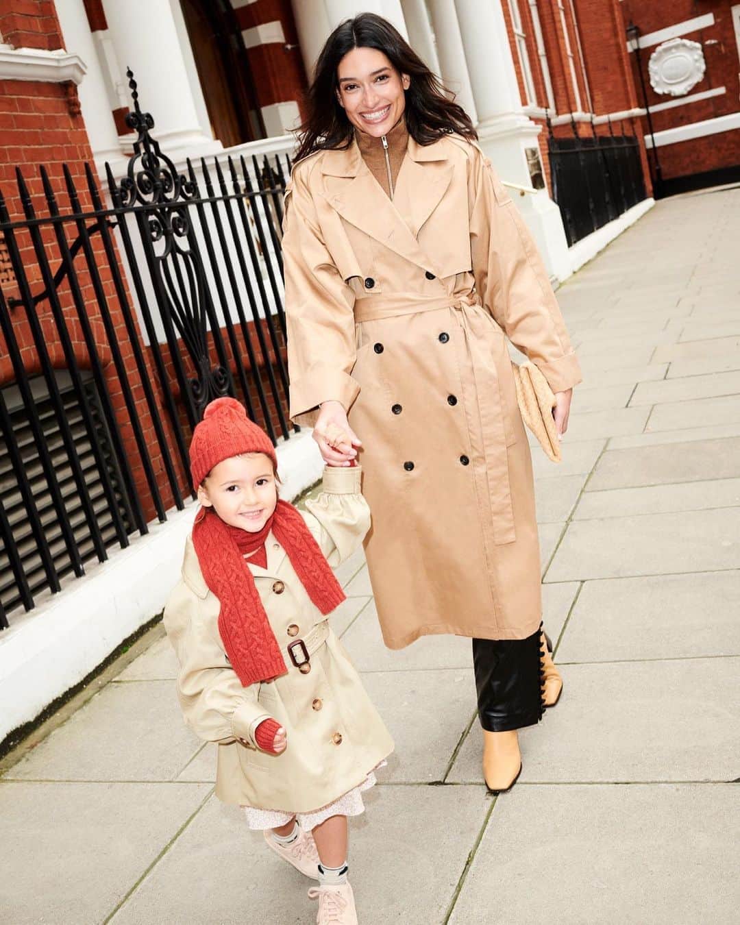 Harrodsのインスタグラム：「Imitation is the highest form of flattery – and it’s no surprise your little fashionista wants to echo your every style move. This autumn, have your very own mini-me moment with matching trench coats.  Find Childrenswear on the Fourth Floor. For more kid-friendly collections care of your favourite designers, head to our link in bio now.  Photographer: @andrewwoffinden  #Harrods #HarrodsFashion #MiniHarrods」