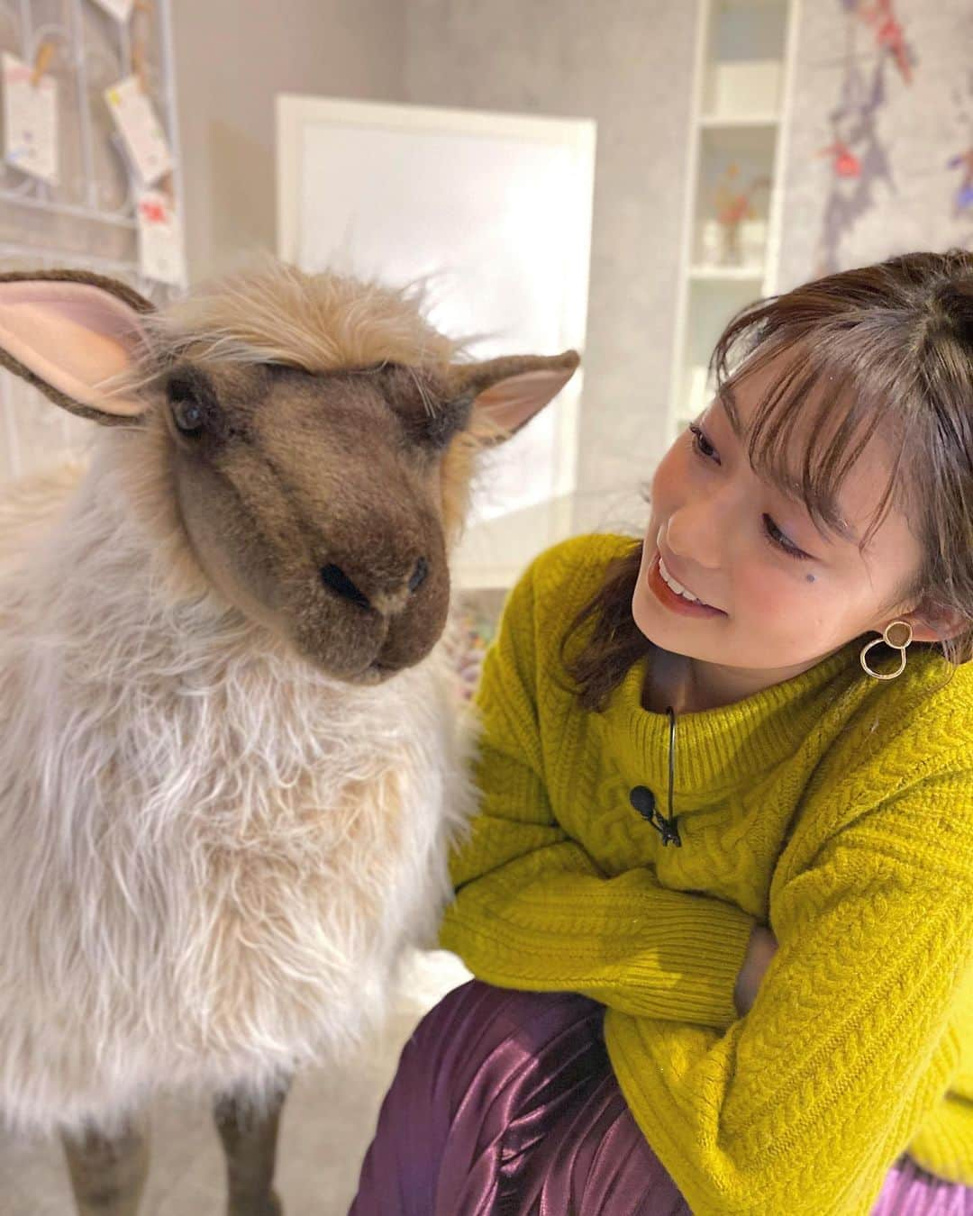 田崎さくらさんのインスタグラム写真 - (田崎さくらInstagram)「🐏🌙﻿ ﻿ ﻿ 初めて @mery.jp さんの本社でお仕事🥺♥️﻿ あまりにも可愛い空間でびっくり、、、﻿ ﻿ 入り口にいた羊さまと一緒に自撮りしようとしたけど（笑）﻿ ﻿ 結局うまく取れずマネージャーさんに﻿ 撮ってもらいました😂﻿ ﻿ 衣装も秋冬な感じでとーっても可愛かった！﻿ ﻿ #mery #mery女子」10月21日 20時46分 - sakura_tazaki