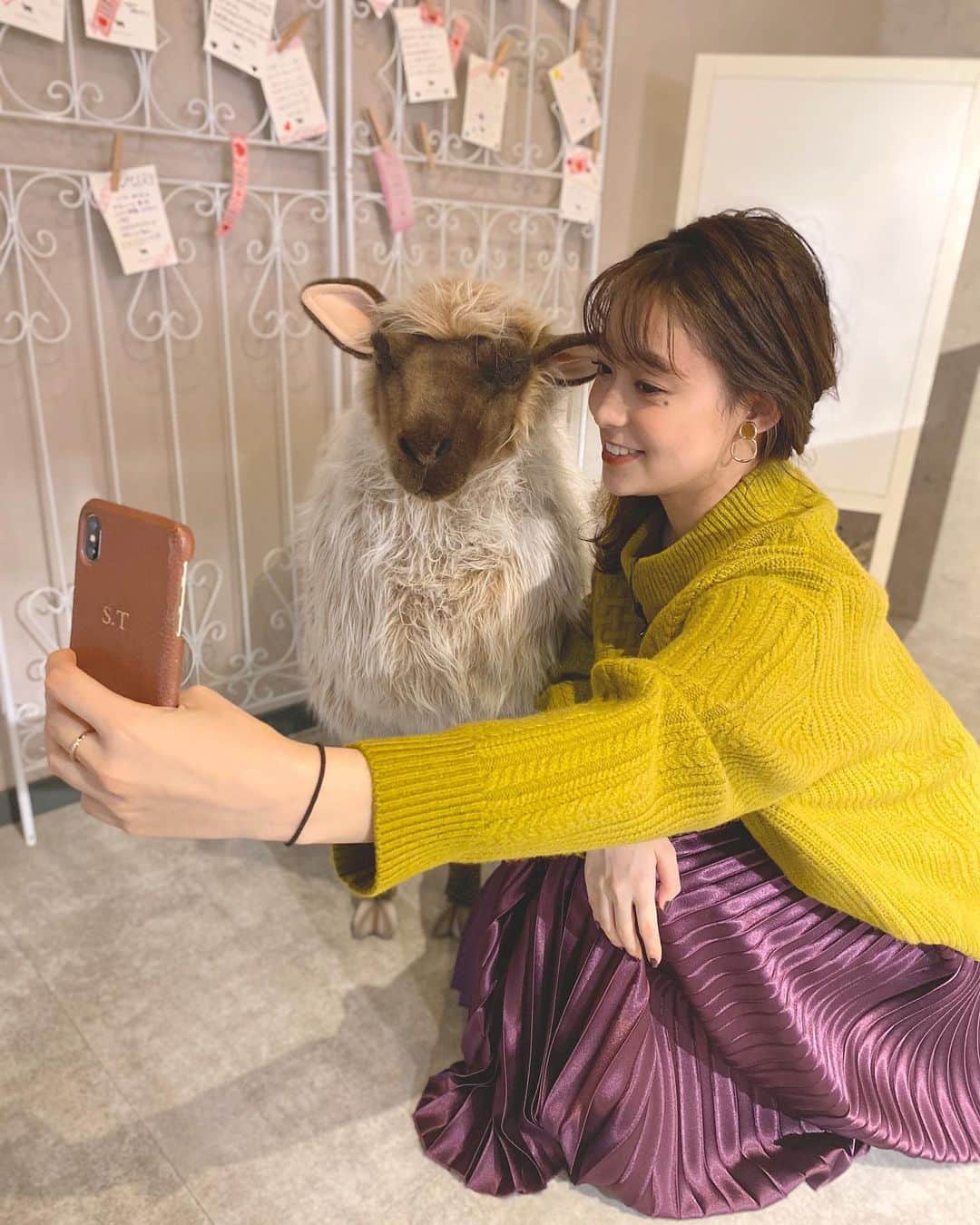 田崎さくらのインスタグラム：「🐏🌙﻿ ﻿ ﻿ 初めて @mery.jp さんの本社でお仕事🥺♥️﻿ あまりにも可愛い空間でびっくり、、、﻿ ﻿ 入り口にいた羊さまと一緒に自撮りしようとしたけど（笑）﻿ ﻿ 結局うまく取れずマネージャーさんに﻿ 撮ってもらいました😂﻿ ﻿ 衣装も秋冬な感じでとーっても可愛かった！﻿ ﻿ #mery #mery女子」