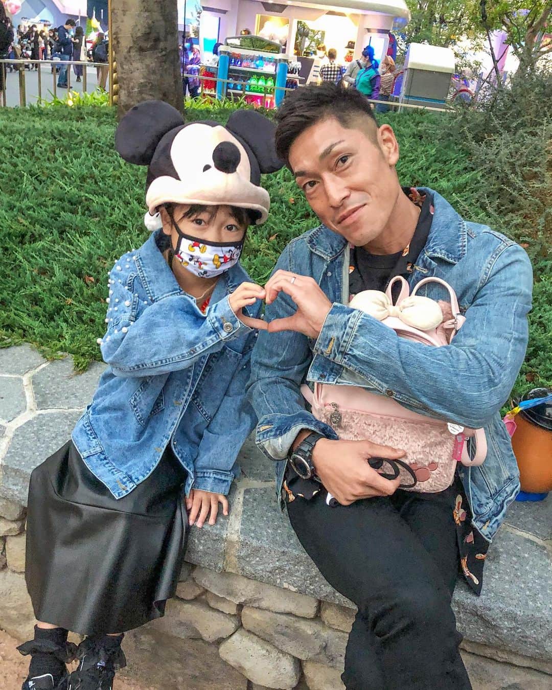 かなのインスタグラム：「． 私の大好きな杏奈✖︎パパコンビ👧🏻👨🏾💕 今回のディズニーはブラック✖︎デニムジャケットで合わせたよ🖤 ． 実は前日の☔️で運動会が延期になってこの日運動会が終わってからのディズニーだったの🥺 運動会も全力で頑張ってて疲れたと思うけどどちらも楽しんでくれて 「ママ❣️今日は最高の一日だったよ😆」 って言ってくれて感動した😭 運動会では初めてかけっこ一位🥇✨ 嬉しそうな顔が忘れられない🥰 ． ． #パパと娘#ディズニーコーデ#ディズニーランド#東京ディズニーランド#大好き#disney#tokyodisneyland#tokyodisneyresort#daddyanddaughter #kana_disney_photo」