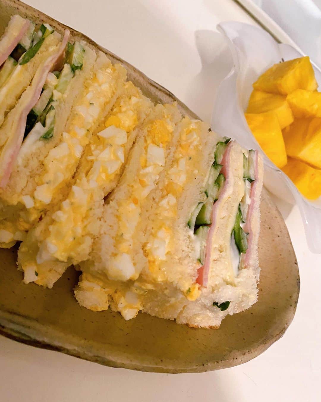 越野矢素子さんのインスタグラム写真 - (越野矢素子Instagram)「今日は 一日中お家の中で過ごしたのでサンドウィッチ🥪を作って貰いました😊 分厚い食パンを半分に切る所から頑張りました💦 玉子のサンドウィッチって食べると幸せな気分になるのは私だけでしょうか？😆」10月21日 20時57分 - loversyaso