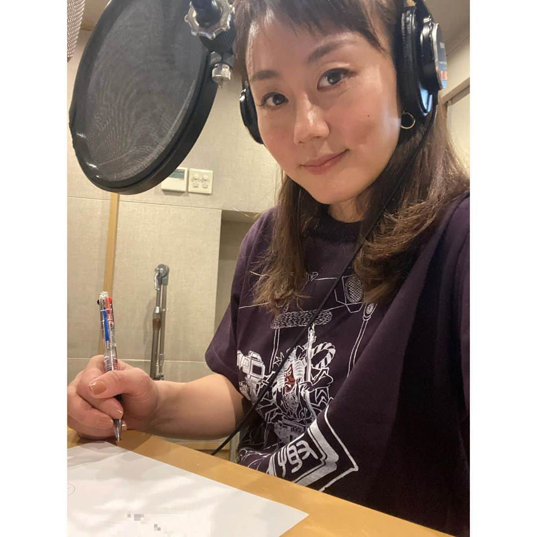 新井麻希さんのインスタグラム写真 - (新井麻希Instagram)「* 偶然着ていた風に写真撮ってSNSマストね！と言われてもらったTシャツ、何のマストや🤣と思ったけど、仕事をくれた上に褒めてくれる以上のことを、どうやって返せばいいか分からないから、マストだったけど気持ちは自主的👚🤳 * CMナレーションの楽しい現場でした！ * #SNSマスト #しかもTシャツの柄うまく写せてないじゃんね #2枚目のピンクの人の写真どころじゃないぜのポーズもやらせだけど自然 #で結局なんでマストなのか分からない #せっかく作ったから多くの人に知ってもらいたいらしい」10月21日 20時56分 - makiarai58