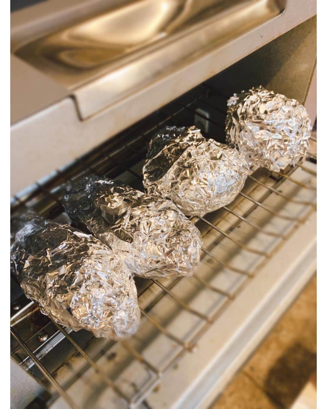 佐々木希さんのインスタグラム写真 - (佐々木希Instagram)「この安納芋、 本当に美味しい🍠 毎回オイシックスでさつま芋を頼んで、アルミホイルで包み、オーブントースターで焼いています。時間はかかるけど、蒸すよりも美味しくなります！ 芋の種類にもよりますが、今日は40分間焼き、しっとりと美味しい焼き芋が出来ました♡  #Oisix#オイシックス」10月21日 20時51分 - nozomisasaki_official