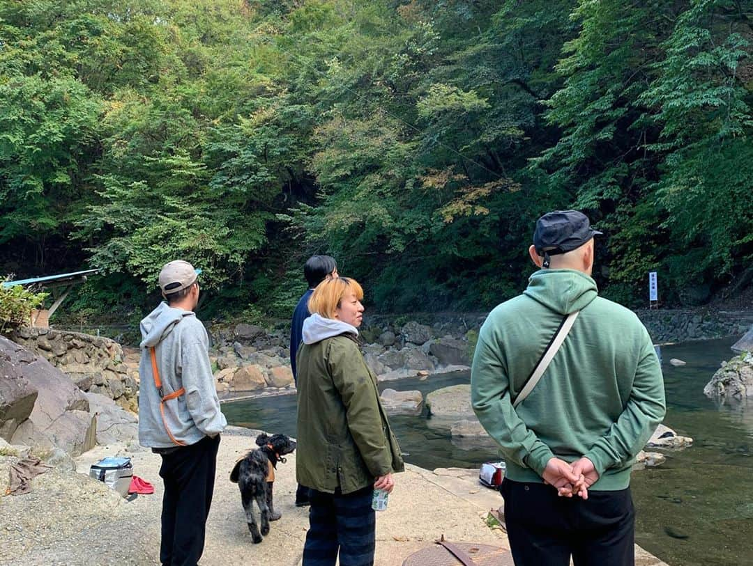 ANNA さんのインスタグラム写真 - (ANNA Instagram)「🏕尻焼キャンプ🏕・ 久々のアウトドア、超楽しかった🐕🛶・ ・ 流星群の前日だった様で夜は天の川が見えるほどめちゃくちゃ星がきれいでした💫・ ・ 先輩方、本当ありがとうございました⛰・ ・ ・ #camp #キャンプ #尻焼温泉 #アウトドア #outdoor #healthylifestyle #あんまりピースとかしてくれない人達 #最後の写真のロケハン感」10月21日 20時51分 - anna_flare