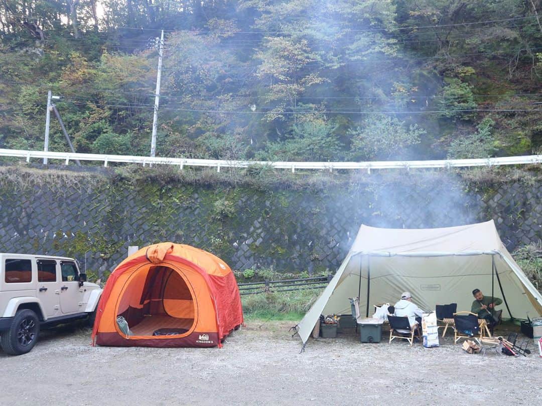 ANNA のインスタグラム：「🏕尻焼キャンプ🏕・ 久々のアウトドア、超楽しかった🐕🛶・ ・ 流星群の前日だった様で夜は天の川が見えるほどめちゃくちゃ星がきれいでした💫・ ・ 先輩方、本当ありがとうございました⛰・ ・ ・ #camp #キャンプ #尻焼温泉 #アウトドア #outdoor #healthylifestyle #あんまりピースとかしてくれない人達 #最後の写真のロケハン感」