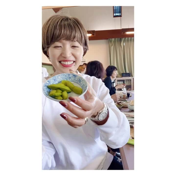 廣瀬規子のインスタグラム：「幻の大豆【あけぼの大豆】 ・ 気象条件や手作業での生産により、大量生産が出来ないあけぼの大豆。 ・ 標高が300-700mで、昼夜の寒暖差が激しい地で育つためか、 普通の大豆より甘くて大きいのが特徴。 ・ 実際頂くと、とにかくこの大豆の甘さと旨味に驚きました‼️ ・ あけぼの大豆を使ったお料理を頂きましたが、、、どれも本当に美味しくて🥺😭🥺😭 ・ 最後に出てきた、手作りのピザ窯で作られた、あけぼの大豆のお味噌とチーズのpizzaも、倒れそうになるくらい美味しかったです✨✨✨ ・ この感動。素直にシェアしたいなと思いました😌 ・ 【あけぼの大豆　通販】で検索していただくと、あけぼの大豆を使った焼売やら、枝豆やら（今はsold out になってた😭）色々販売されています。 ・ 是非チェックされてみて下さい✨✨✨ ・ それにしても、身延町。何だかとても静かで、情緒があって、魅力的なところでした✨ ・ そして、帰りに見えた富士山に、大大大感動の1日でした🙈 ・ @ricoricomarico さん、お誘いありがとうございました🙏🙇‍♀️💕 ・ ・ #あけぼの大豆 #森の学び舎 #身延町 #幻の大豆 #大豆 #良いものシェア #美味しいものシェア #富士山綺麗に撮れた✨」