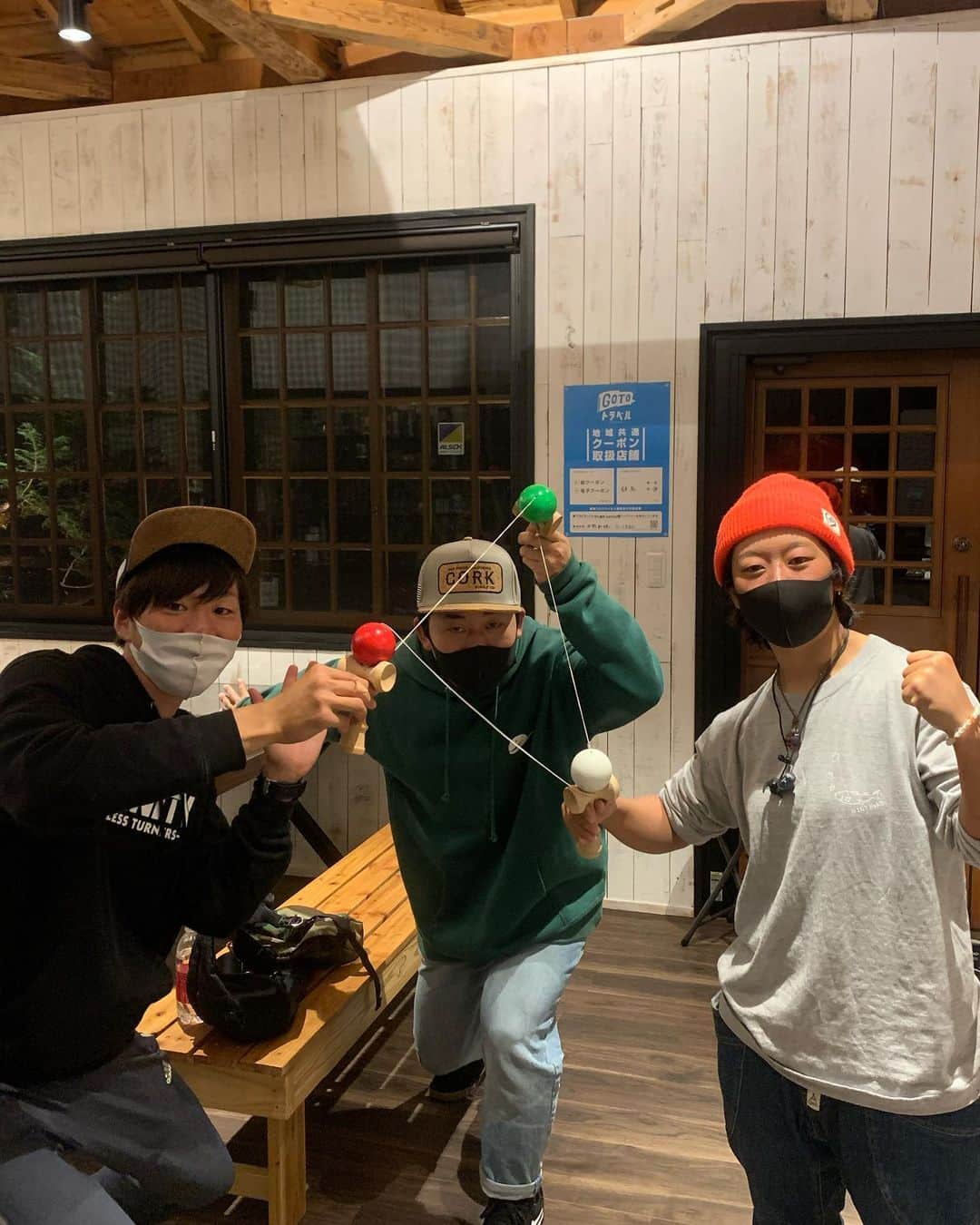 のインスタグラム：「SUP後に急遽はじまった「R-LABOけん玉部」部員はちゃんとヒデだけだったんですが、今日から新入部員のあんどーさんが参加！笑 3人のコンビネーション技の完成はまた後日か…  #rlabo #rlaboけん玉部 #slideline」