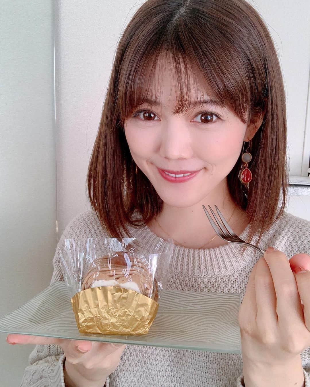 上坂由莉のインスタグラム：「﻿ \ \ 美容事情💗アートメイク✨ / /﻿ ﻿ ﻿ 先日渋谷の森クリニックで人生初のアートメイクを﻿ してもらいました🥰❤️ @pmu_shibuya﻿ ずっとやりたかったから引越し前に東京で﻿ 駆け込みで行ってきました😆﻿ ﻿ ﻿ PMU渋谷は流行の眉毛にも対応できるように﻿ 眉全体ではなく眉毛のベースをアートメイクして﻿ 自然で長く付き合えるアートメイクを施術してくれます👩💓﻿ ﻿ ﻿ 先生も優しく丁寧で楽しい時間だった〜😍﻿ 今日ちょうど10日経って、写真の状態は﻿ 全く眉毛にメイクをしてない状態です☺️👆﻿ 凄く自然ですっぴんでも眉毛がちゃんとあって嬉しい💓﻿ ﻿ ﻿ 1週間くらいで濃さも落ち着いてきたよ✨﻿ 今は平行太眉が好きなのでメイクをする時は﻿ これをベースに少し太さを足すくらいかな❤️﻿ なのでメイク時間も短縮できて嬉しい😍﻿ ﻿ ﻿ 美容に関してはこれから関西で探さないといけないし﻿ どこがいいのか分からないから不安すぎる、、、😭﻿ ちょうど引越し作業の合間にイノダのケーキを食べつつ﻿ 関西の皆さんのインスタ見て良い感じの所を﻿ チェックしておりましたっ💇‍♀️💄﻿ 東京行った時はまた眉毛のメンテナンスに行こうと❤️﻿ ﻿ ﻿ #PMU渋谷 #渋谷の森クリニック #PMUアートメイク﻿ #アートメイク #ヴィーナス比 #ヴィーナス眉 #渋谷 #ベースメイクアートメイク #アートメイク #美容」