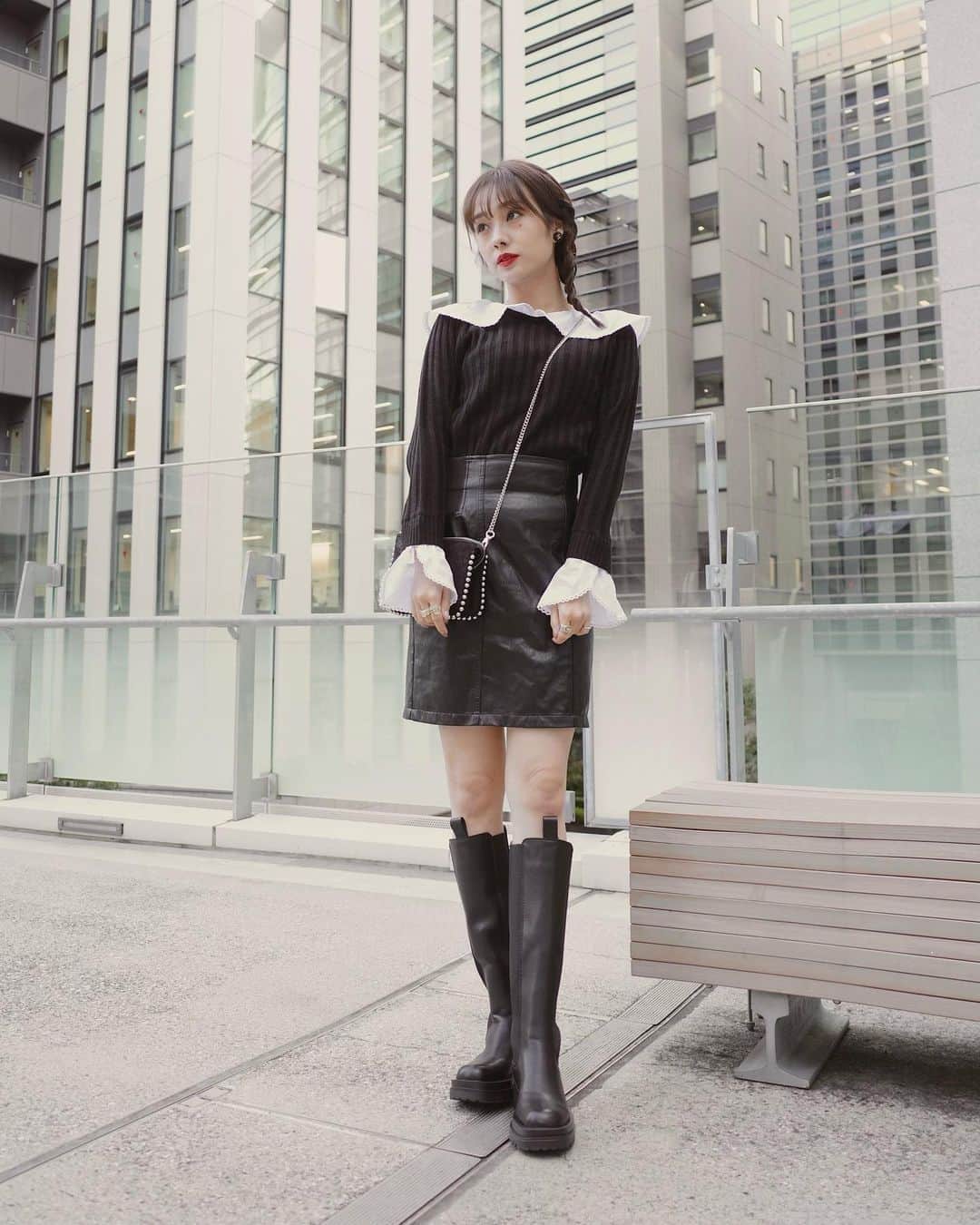 前田希美（まえのん）さんのインスタグラム写真 - (前田希美（まえのん）Instagram)「#のんの私服   今日はシックな感じ。  ヘアメイクのくるみさんが教えてくれた ヘアアレンジ早速やってみました。  編み込んで細めに三つ編み♡ また動画で紹介しますね。  @komatsu_kurumi   #code #fashion #mode #blackcode」10月21日 20時56分 - maeda_nozomi