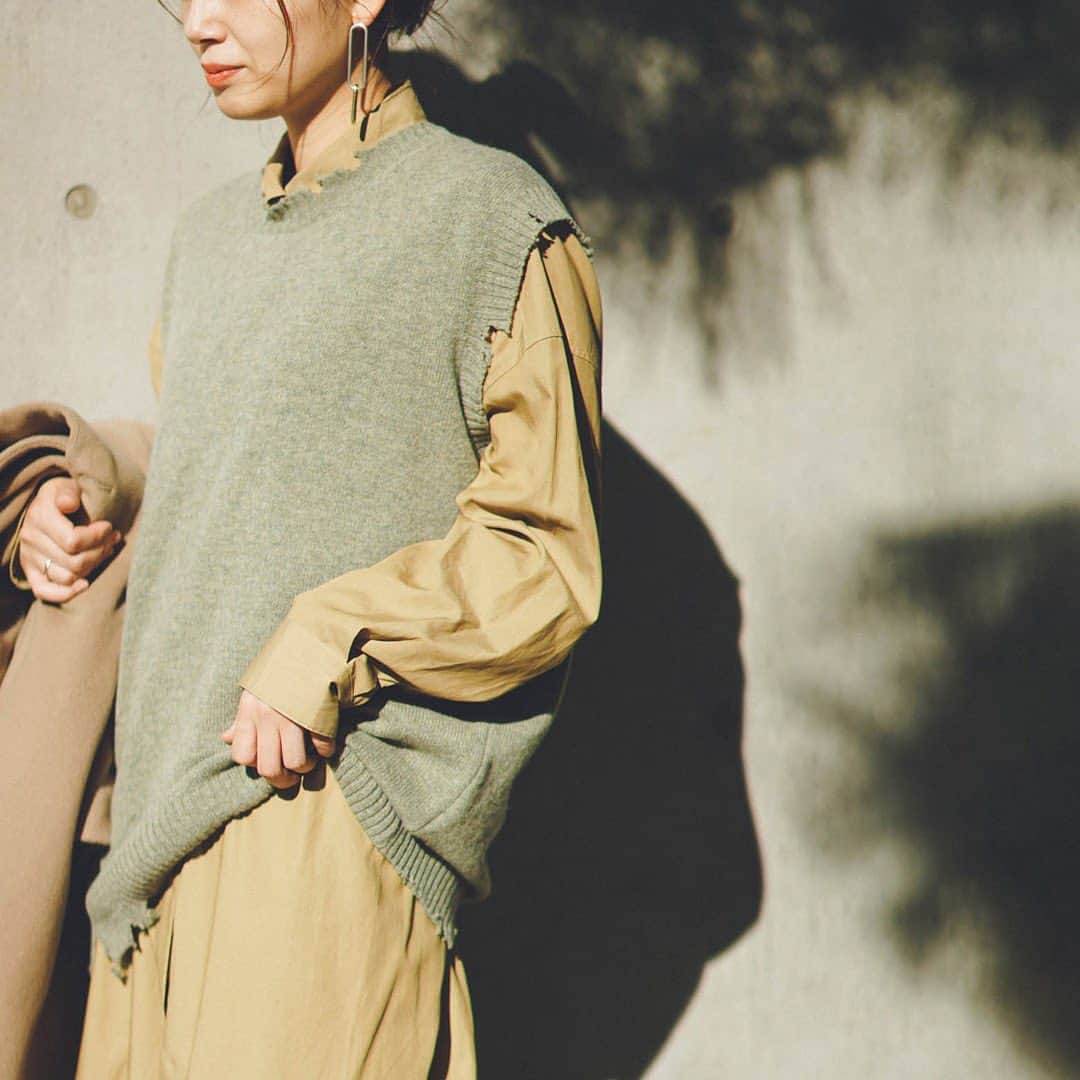 のインスタグラム：「#winter #preorder﻿ #newarrival﻿ ﻿ いま時期から抑えておきたい、﻿ 冬の主役 "ウールコート" ﻿ ﻿ 着心地のよさ、機能性、デザインなど﻿ 自分好みのアウターをいまからしっかりと吟味してみては。﻿ ﻿ 気になるアイテムはいますぐCHECK‼︎﻿ ﻿ 🛒wish list﻿ ---------------------------------------------------- ﻿ ﻿ ✔︎ PONTETORTO Box chester coat﻿ ¥30,000+tax no.20020400715040﻿ pre order  11月中旬入荷予定﻿ ﻿ 伊ファブリックメーカー、ポンテトルト社の膨らみがあり滑らかな良質なウール素材を使用したチェスターコート。さっと羽織るだけできちんと感が出て、なおかつカジュアルなアイテムとの相性も◎﻿ ﻿ ﻿ ✔︎ 【MARS KNITWEAR】KNIT VEST﻿ ¥15,800+tax no.20080410003230﻿ ﻿ ✔︎ Lyocell cotton belt long shirt﻿ ¥15,000+tax no.20050400302030﻿ ﻿ ✔︎ knit corduroy pants﻿ ¥8,000+tax no.20070400917030﻿ ﻿ ︎✔︎ 【PIENI】mini PK BAG﻿ ¥18,000+tax no.20092410002330﻿ ﻿ ︎✔︎ 【MARTINIANO】HIGH LEONE﻿ ¥70,000+tax no.20093410002530﻿ ﻿ ----------------------------------------------------﻿ ﻿ 【Follow Me !!!】﻿ JOURNAL STANDARD 一部店舗にてオフィシャルinstagram 日々更新中‼︎﻿ ﻿ ----------------------------------------------------﻿ ﻿ @thenorthface.purplelabel ﻿ ﻿ @baycrews﻿ #baycrews﻿ #ladies﻿ #fashion﻿ #standard﻿ #style﻿ #2020autumn﻿ #newarrivals﻿ #ootd ﻿ #journalstandard﻿ #boots﻿ #coat﻿ #ベイクルーズ」