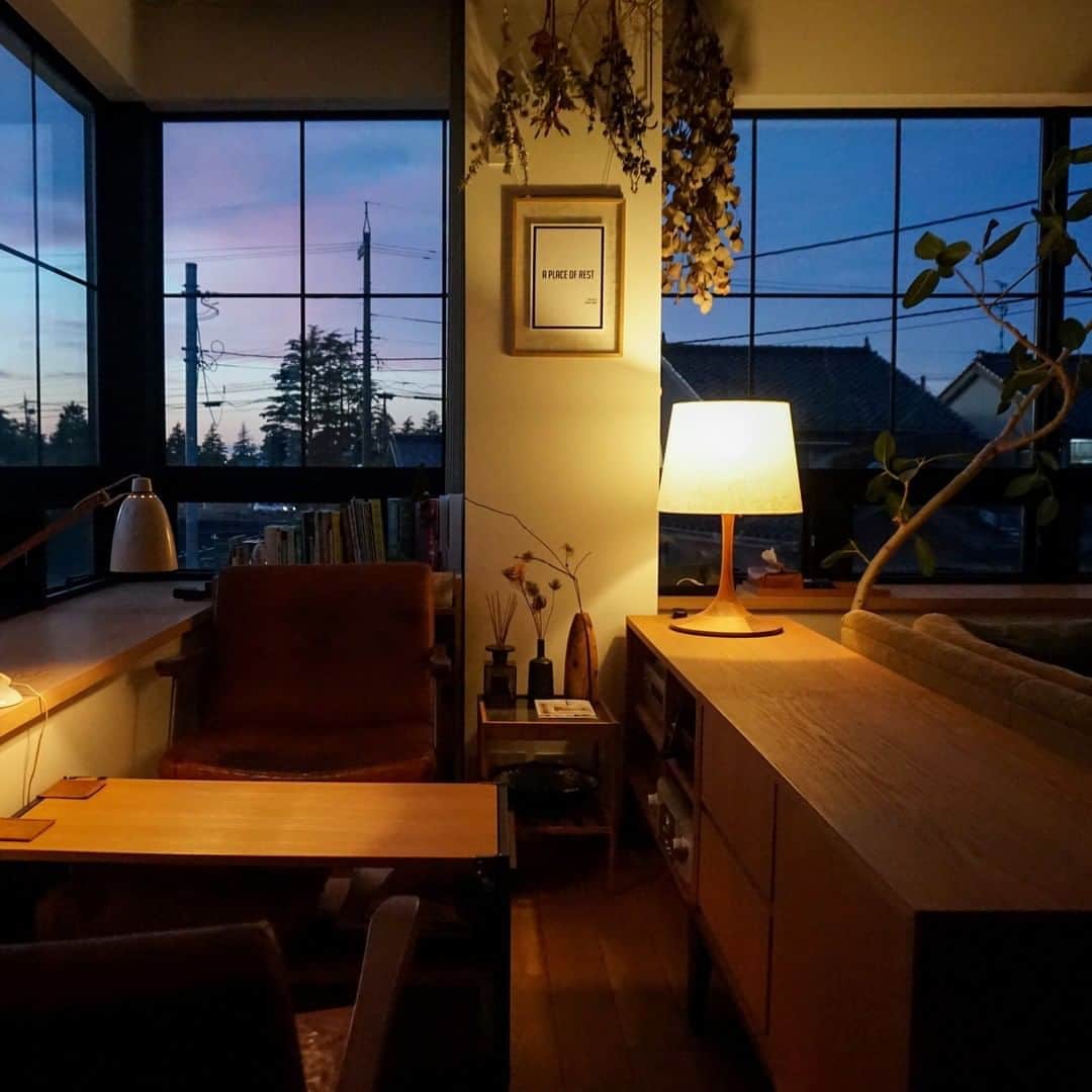 ムクリ［mukuri］さんのインスタグラム写真 - (ムクリ［mukuri］Instagram)「・ 最高の居心地は家具とともに。 開放的な窓から眺める景色もインテリアの一部となり 家具や照明とのコラボレーションは 毎日違った表情をリビングにつくりだします。  自由で設計できる注文住宅ですが、 好きな家具が揃ってこそ居心地も最高と言える、 そうお話しするyuheさん。  TRUCK furnitureを軸に据えたリビング。 家具の予算もしっかり組み込んで家づくりをするのも 重要なポイントかもしれません。  最近ではYouTubeで日常の様子や お気に入りのアイテムをご紹介しているyuheさん。  定期的に模様替えをされるおうちは 見ていて飽きがきませんし、 映像でみると、その居心地の良さがより伝わってきます。  ぜひチェックしてみてください＾＾  ▶︎ご紹介した記事 https://mukuri.themedia.jp/posts/2869758 「LDK」のカテゴリーよりご覧いただけます。 （キャプション：編集長）  #リビング#ダイニング#LDK#2階リビング#インテリア#家具##TRUCKfurniture#interior#マイホーム#注文住宅#マイホーム記録#新築#家づくり#住まい#myhome#無垢#暮らし#暮らしを楽しむ#くらしの編集#ムクリ」10月21日 20時56分 - mukuri_official