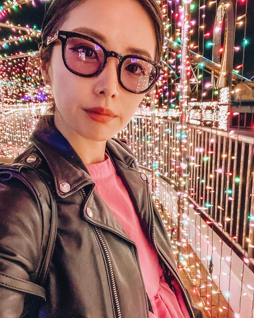 イアリサのインスタグラム：「よみうりランドのイルミネーション"ジュエルミネーション"に行ってきたよ♡  初めて本格的なイルミネーションを見たけど、どこを切り取ってもキラキラして珍しく乙女心が作動した🥺 3枚目に動画も載せてるからみてみてね！  人気な場所って人が多いから今だと不安になることも多いと思うけど、園内まわって椅子がソーシャルディスタンスできる使用になってたり、アルコールが置いてあったりコロナ対策もしっかりしてたから安心して見れたよ〜！  よみうりランドの公式Instagram  @yomiuriland もリニューアルされて可愛くなってるから是非飛んで見てみてね🐻  #よみうりランド #ジュエルミネーション #ジュエルミネーション2020 #イルミネーション #イルミネーション2020 #pr」