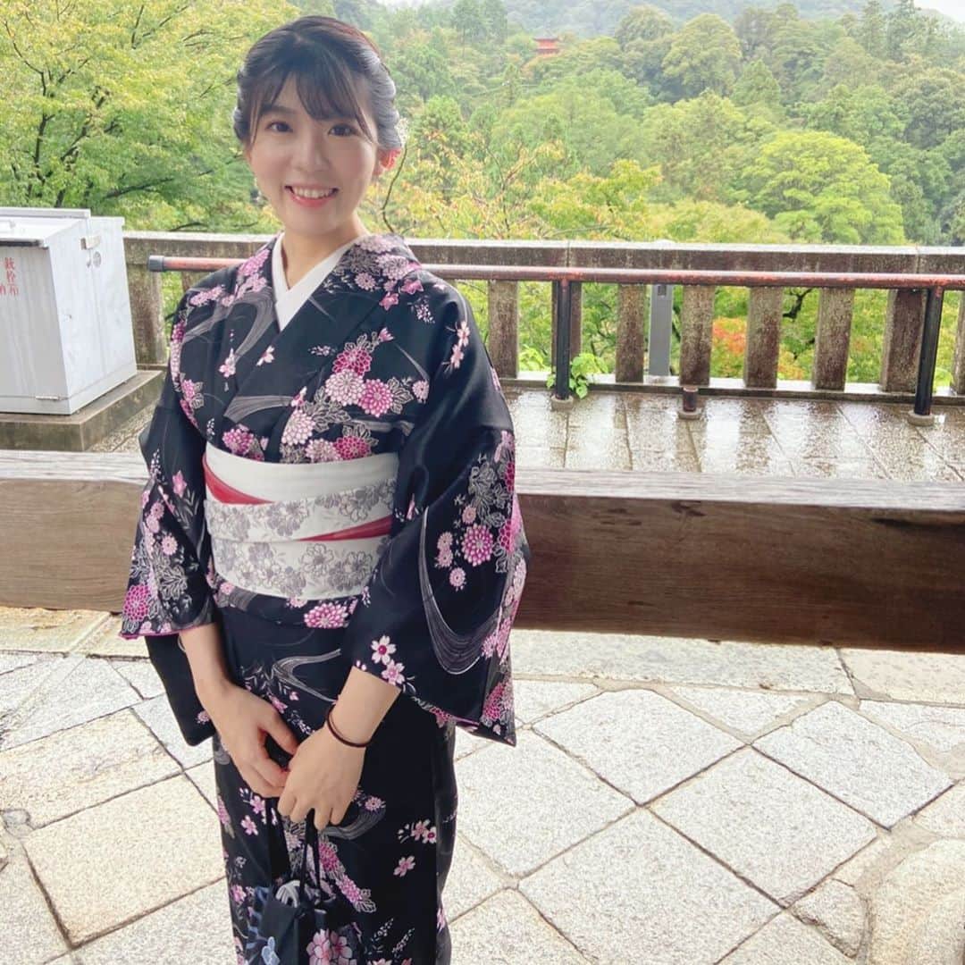 のインスタグラム：「お久しぶりです。 生きてますか？とよく言われますが、元気です（笑）  元々あまりSNSが得意ではないので、 気まぐれ投稿したいと思います🌷 どうぞお付き合いください…  先日京都に行ってきました！ 着物は珍しく黒に👘 ずっとマスクしてたから写真があまりないですが…  小1から百人一首を始めた影響で 和が好きになりました。 何度足を運んでも良いですね✨  雨降っちゃったし、金閣寺工事中だったけど… 良き旅でした〜🚅  #京都　#着物　#清水寺　#伏見稲荷　#北野天満宮　#野宮神社　#嵐山　#渡月橋　#湯葉　#抹茶　#祇園　#帰りの新幹線の日付間違えて　#倍かかりました…」