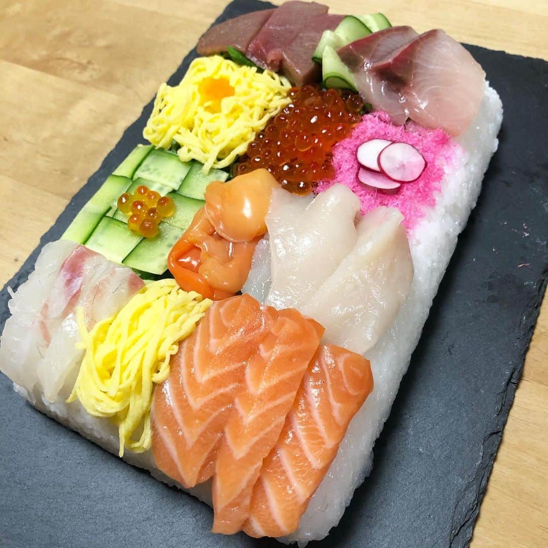 城田夏奈のインスタグラム：「. . .  これ手作りだよ✨🍣 すごいよね😊  お寿司食べにいきたいからおススメ教えてほしいな^ ^」