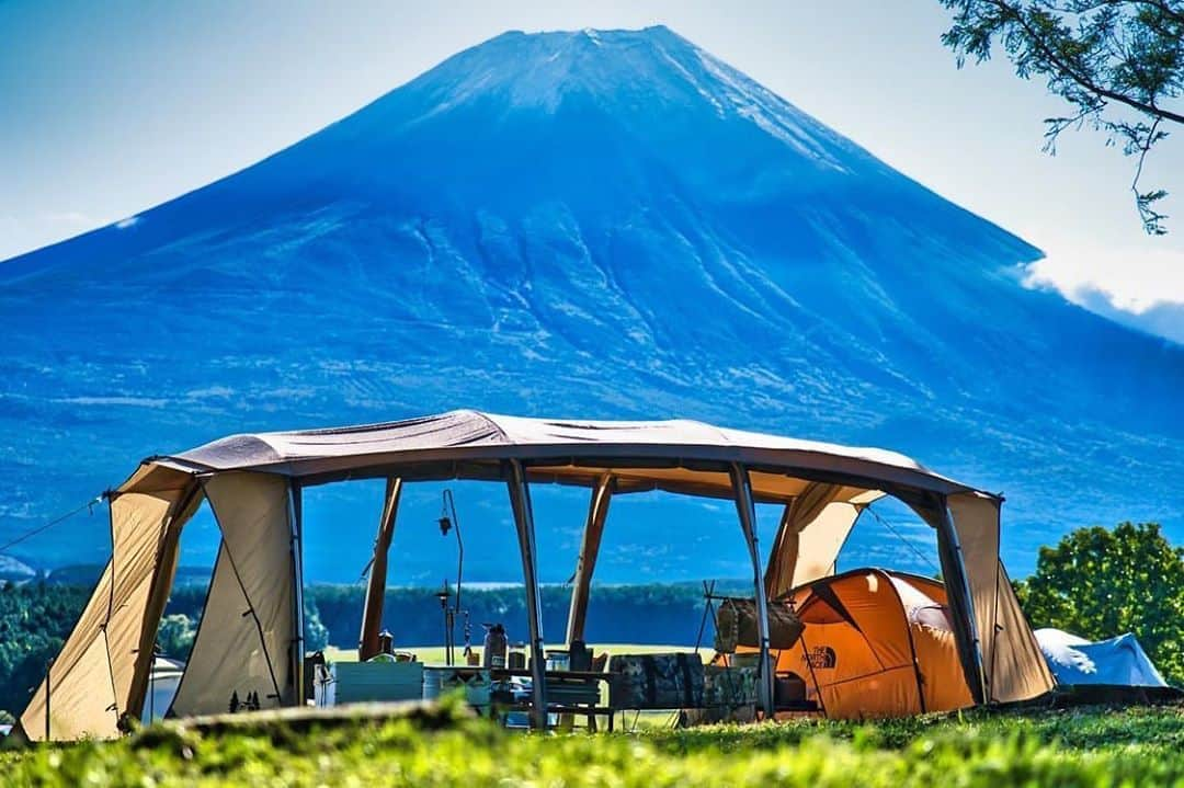 CAMP_HACKさんのインスタグラム写真 - (CAMP_HACKInstagram)「初冠雪を迎えた富士山と、人気2ルームテントのogawa「アポロン」。11月下旬に発売されるポリコットンモデルにも注目です！ . . from CAMP HACK . CAMP HACKであなたのキャンプライフを取材します！ 『#camphack取材』を付けて投稿！ . Photo by @ri__champ さん . #camp #camping #camphack #outdoorlife #outdoor #trip #travel #japan #followme #weekend #travelling #outdoorgirl #family #familytrip #キャンプ #アウトドア #キャンプ道具 #キャンプ初心者 #家族 #外遊び #自然 #キャンプ場 #お出かけ」10月21日 21時00分 - camp_hack