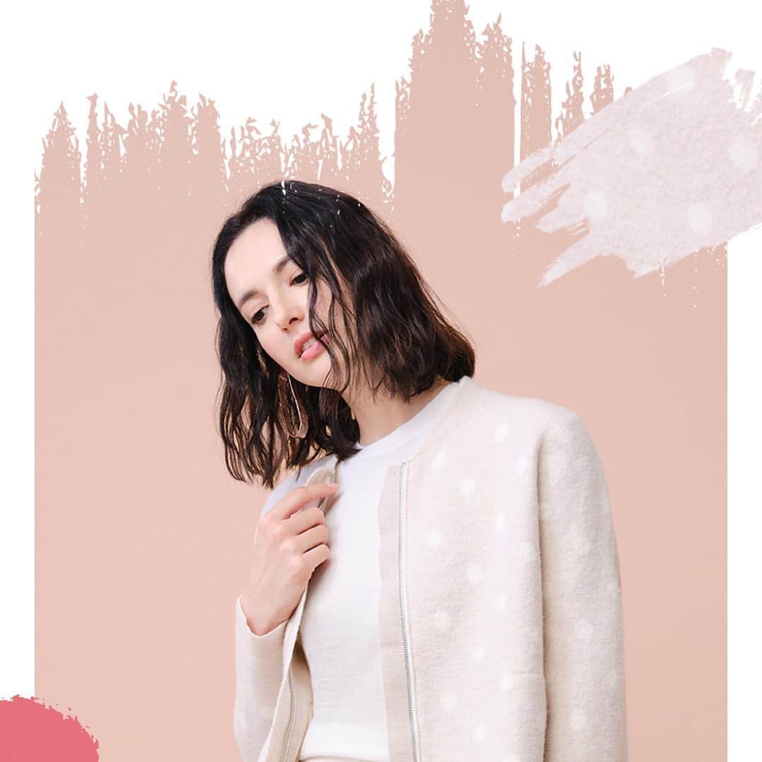 のインスタグラム：「Casting your special date with a subtle flushy tint. Neither young women or mature women, there is no way to stop you loving the enchanting pink. Tone in with a WIREBAG to put your look together with a sense of elegance.  #ANTEPRIMA #FW20 #FallWinter2020 #Classic #ReadyToWear #Style #Fashion #Italian #Luxury #InstaBag #Design #Lifestyle #Urban #Handcraft #アンテプリマ #패션」