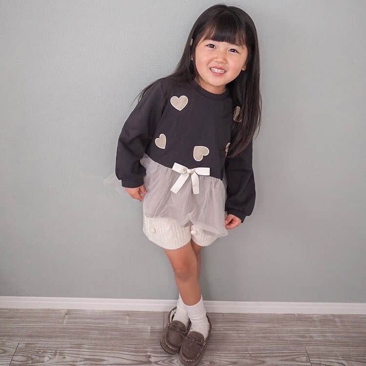petit mainさんのインスタグラム写真 - (petit mainInstagram)「.﻿ 💛 GIRLS ハート柄を大人っぽく💛﻿ ﻿ ハート柄、女の子なら着てみたい可愛らしいイメージのモチーフですよね。﻿ ちょっと可愛すぎるかな・・・と悩みがちなママに！﻿ アンバサダーえれちゃんが可愛らしさを残しつつ、大人っぽく着られるモノトーンコーデを着こなしてくれました！！﻿ ﻿ 9603207 ハートアップリケチュールフリルペプラムTシャツ ﻿ ￥2,860 (税込)　﻿ サイズ 80-130㎝﻿ ﻿ 9603120 ぽんぽんニットショートパンツ ¥2,869（税込）﻿ サイズ S（80-90㎝）・M（100-110㎝）・L（120-130㎝）﻿ ﻿ ﻿ 公式アンバサダー：えれちゃん﻿ @hamada_yuri﻿ モデル：107㎝﻿ 着用：110㎝・M﻿ ﻿ ﻿ ※入荷、在庫状況は店舗によって異なる場合がございます。お近くの店舗にお問い合わせ下さい。﻿ ※オンラインの入荷、在庫状況について詳しくはナルミヤオンラインまでお問い合わせ下さい。﻿ @narumiyaonline_official ﻿ ﻿ ﻿ ﻿ #petitmain #プティマイン #プティキッズ #プティの新作 #ナルミヤオンライン #narumiyaonline #女の子ベビー #男の子ベビー #むすめふく #むすこーで #おうち時間 #子どものいる暮らし #赤ちゃんのいる暮らし #子育てグラム #instafashion #instagood」10月21日 21時03分 - petitmain_official