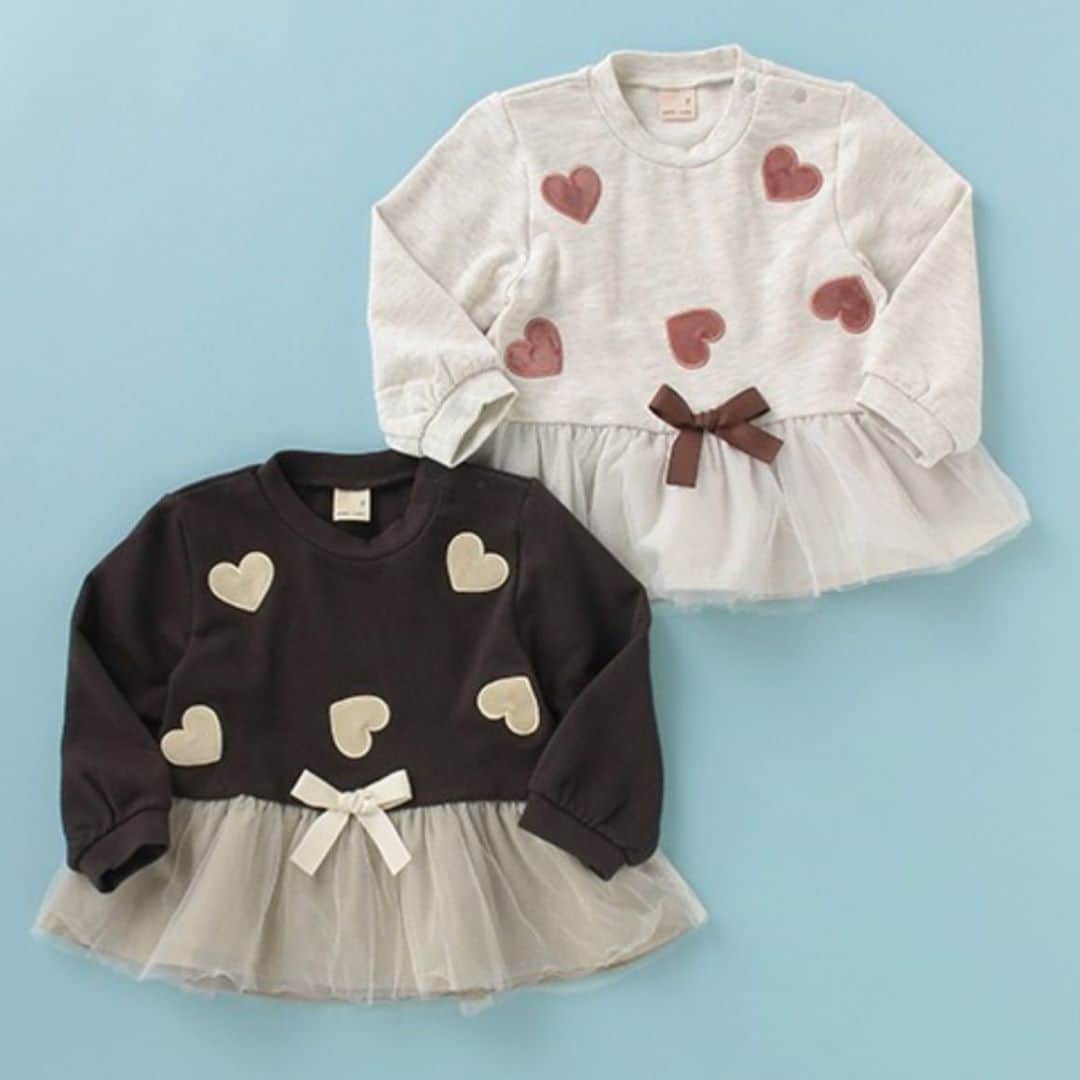 petit mainさんのインスタグラム写真 - (petit mainInstagram)「.﻿ 💛 GIRLS ハート柄を大人っぽく💛﻿ ﻿ ハート柄、女の子なら着てみたい可愛らしいイメージのモチーフですよね。﻿ ちょっと可愛すぎるかな・・・と悩みがちなママに！﻿ アンバサダーえれちゃんが可愛らしさを残しつつ、大人っぽく着られるモノトーンコーデを着こなしてくれました！！﻿ ﻿ 9603207 ハートアップリケチュールフリルペプラムTシャツ ﻿ ￥2,860 (税込)　﻿ サイズ 80-130㎝﻿ ﻿ 9603120 ぽんぽんニットショートパンツ ¥2,869（税込）﻿ サイズ S（80-90㎝）・M（100-110㎝）・L（120-130㎝）﻿ ﻿ ﻿ 公式アンバサダー：えれちゃん﻿ @hamada_yuri﻿ モデル：107㎝﻿ 着用：110㎝・M﻿ ﻿ ﻿ ※入荷、在庫状況は店舗によって異なる場合がございます。お近くの店舗にお問い合わせ下さい。﻿ ※オンラインの入荷、在庫状況について詳しくはナルミヤオンラインまでお問い合わせ下さい。﻿ @narumiyaonline_official ﻿ ﻿ ﻿ ﻿ #petitmain #プティマイン #プティキッズ #プティの新作 #ナルミヤオンライン #narumiyaonline #女の子ベビー #男の子ベビー #むすめふく #むすこーで #おうち時間 #子どものいる暮らし #赤ちゃんのいる暮らし #子育てグラム #instafashion #instagood」10月21日 21時03分 - petitmain_official