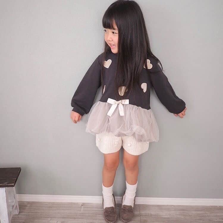 petit mainさんのインスタグラム写真 - (petit mainInstagram)「.﻿ 💛 GIRLS ハート柄を大人っぽく💛﻿ ﻿ ハート柄、女の子なら着てみたい可愛らしいイメージのモチーフですよね。﻿ ちょっと可愛すぎるかな・・・と悩みがちなママに！﻿ アンバサダーえれちゃんが可愛らしさを残しつつ、大人っぽく着られるモノトーンコーデを着こなしてくれました！！﻿ ﻿ 9603207 ハートアップリケチュールフリルペプラムTシャツ ﻿ ￥2,860 (税込)　﻿ サイズ 80-130㎝﻿ ﻿ 9603120 ぽんぽんニットショートパンツ ¥2,869（税込）﻿ サイズ S（80-90㎝）・M（100-110㎝）・L（120-130㎝）﻿ ﻿ ﻿ 公式アンバサダー：えれちゃん﻿ @hamada_yuri﻿ モデル：107㎝﻿ 着用：110㎝・M﻿ ﻿ ﻿ ※入荷、在庫状況は店舗によって異なる場合がございます。お近くの店舗にお問い合わせ下さい。﻿ ※オンラインの入荷、在庫状況について詳しくはナルミヤオンラインまでお問い合わせ下さい。﻿ @narumiyaonline_official ﻿ ﻿ ﻿ ﻿ #petitmain #プティマイン #プティキッズ #プティの新作 #ナルミヤオンライン #narumiyaonline #女の子ベビー #男の子ベビー #むすめふく #むすこーで #おうち時間 #子どものいる暮らし #赤ちゃんのいる暮らし #子育てグラム #instafashion #instagood」10月21日 21時03分 - petitmain_official