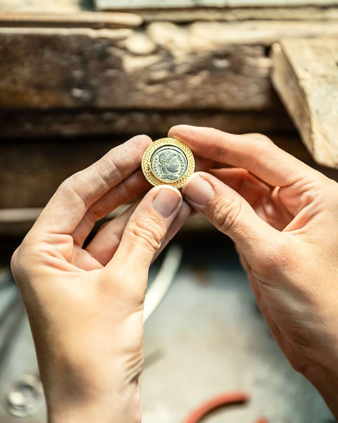 Fendiさんのインスタグラム写真 - (FendiInstagram)「For the first chapter of the #FendiHandinHand series, #Fendi’s hometown Rome – in Italy’s Lazio region – was a natural choice. The city’s rich historical heritage is reflected in the work of master jeweler Massimo Maria Melis, specializing in the ancient Roman technique called ‘granulatura’. #FendiBaguette」10月21日 21時03分 - fendi