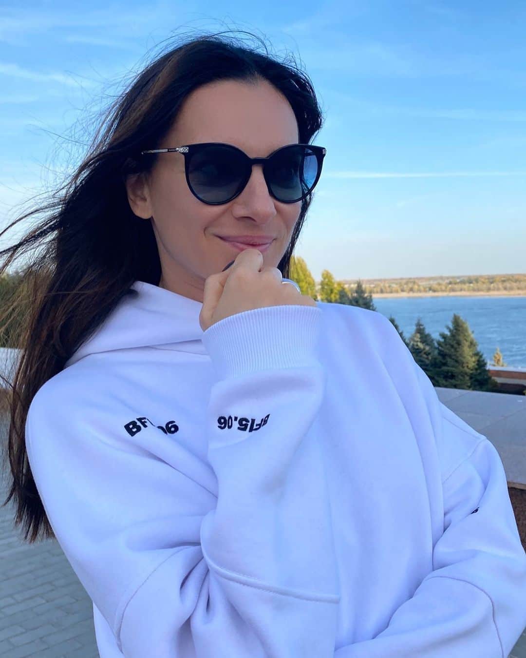 エレーナ・イシンバエワのインスタグラム：「Выбирать Вам, как тратить свои деньги! Класть их в карман владельцам брендов или потратить с умом! ⠀ Я за умные покупки со смыслом!☝🏻 ⠀ Каждая проданная худи на @isinbaeva.merch - это вклад в строительство новых спортивных площадок для бесплатного пользования!  ⠀ Это вклад в здоровое, физически развитое будущее наших детей и молодежи! ⠀ Присоединяйтесь, ведь один в поле не воин, а ВМЕСТЕ - Мы сила! 💪🏻 ⠀ You can choose how to spend your money! Put them in the pocket of brand owners or spend them wisely! ⠀ I'm for smart purchases with meaning!☝🏻 ⠀ Every hoodie sold on @isinbaeva.merch is a contribution to the construction of new sports grounds for free use! ⠀ It is a contribution to the healthy, physically developed future of our children and youth! ⠀ Join us, because one in the field is not a warrior, but TOGETHER we are a force! 💪🏻 ⠀ #isinbaeva#isinbaevafund#sport#hoody#sportwear#fitness#fitnessgirl」