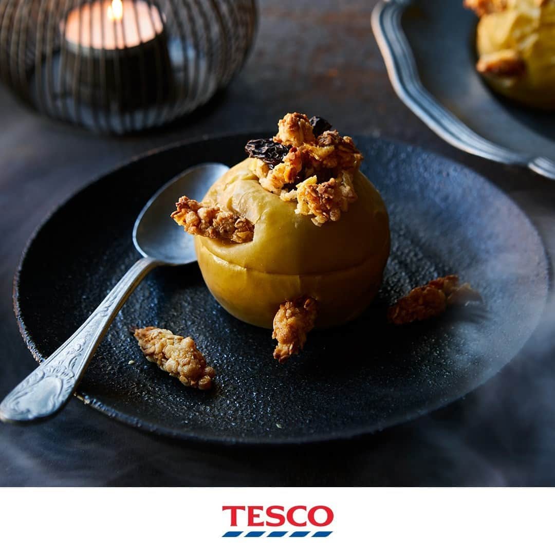 Tesco Food Officialさんのインスタグラム写真 - (Tesco Food OfficialInstagram)「Zombie apples! Fear not, these 'creepy crumble' cereal-packed apples are much tastier than they look. Check out our ‘Halloween’ highlights to see how it's done. #AppleDay」10月21日 21時05分 - tescofood