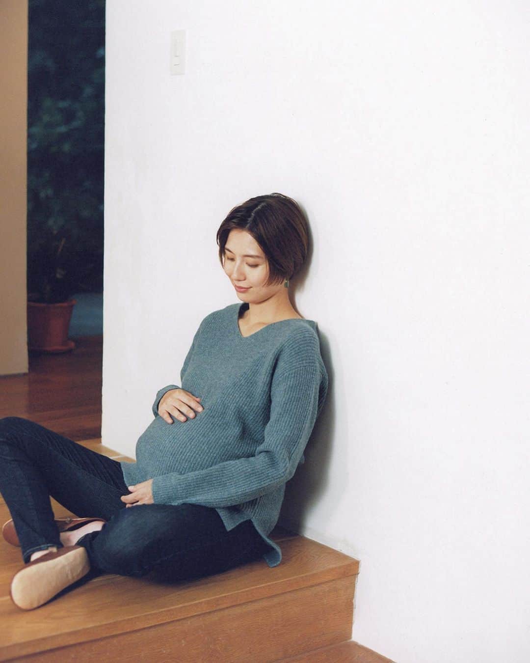 鶴田真梨のインスタグラム：「UNIQLO マタニティウェア　AW  🍂🌾  @uniqlo   出産間近になって毎日そわそわ」