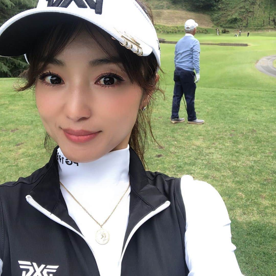 草柳ゆうきさんのインスタグラム写真 - (草柳ゆうきInstagram)「今日は10年ぶりの本コースへ⛳️ ミラクルショットも数本あったけど、寄せに苦戦しまくって、父にこんなスコア見たことない😓と言われてしまった！笑笑  とりあえず楽しかったから結果オーライ👍💕  闇練しよー🏌️‍♀️笑笑  ・  #ゴルフ#ゴルフ女子 #ゴルフ女子コーデ#pxg #ゴルフウェア #ゴルフスイング #golf #アラフォー#ママ#アラフォーママ#mama#ゴルフ好きな人と繋がりたい」10月21日 21時08分 - kusayuu