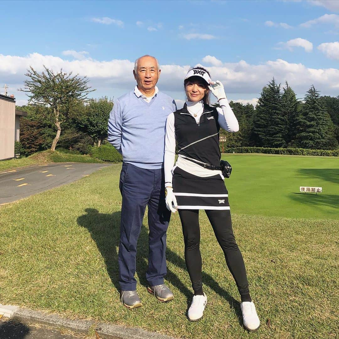 草柳ゆうきさんのインスタグラム写真 - (草柳ゆうきInstagram)「今日は10年ぶりの本コースへ⛳️ ミラクルショットも数本あったけど、寄せに苦戦しまくって、父にこんなスコア見たことない😓と言われてしまった！笑笑  とりあえず楽しかったから結果オーライ👍💕  闇練しよー🏌️‍♀️笑笑  ・  #ゴルフ#ゴルフ女子 #ゴルフ女子コーデ#pxg #ゴルフウェア #ゴルフスイング #golf #アラフォー#ママ#アラフォーママ#mama#ゴルフ好きな人と繋がりたい」10月21日 21時08分 - kusayuu