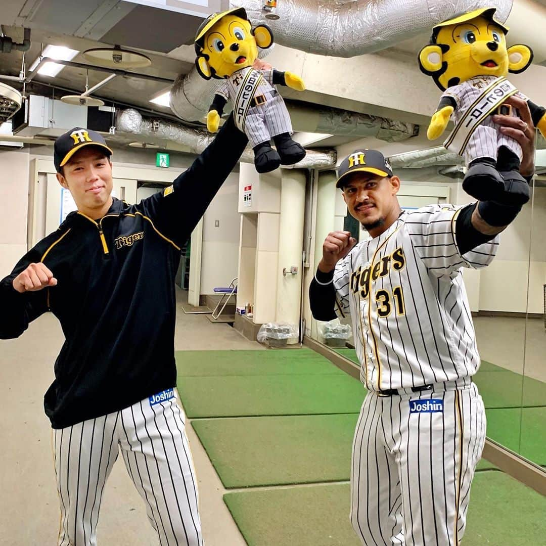 阪神タイガースさんのインスタグラム写真 - (阪神タイガースInstagram)「今日のヒーロー青柳選手＆マルテ選手‼️  #青柳晃洋 選手 #ナイスピッチング #ジェフリーマルテ 選手 #ナイスホームラン #今日のヒーロー #阪神タイガース #its勝笑timeオレがヤル」10月21日 21時09分 - hanshintigers_official