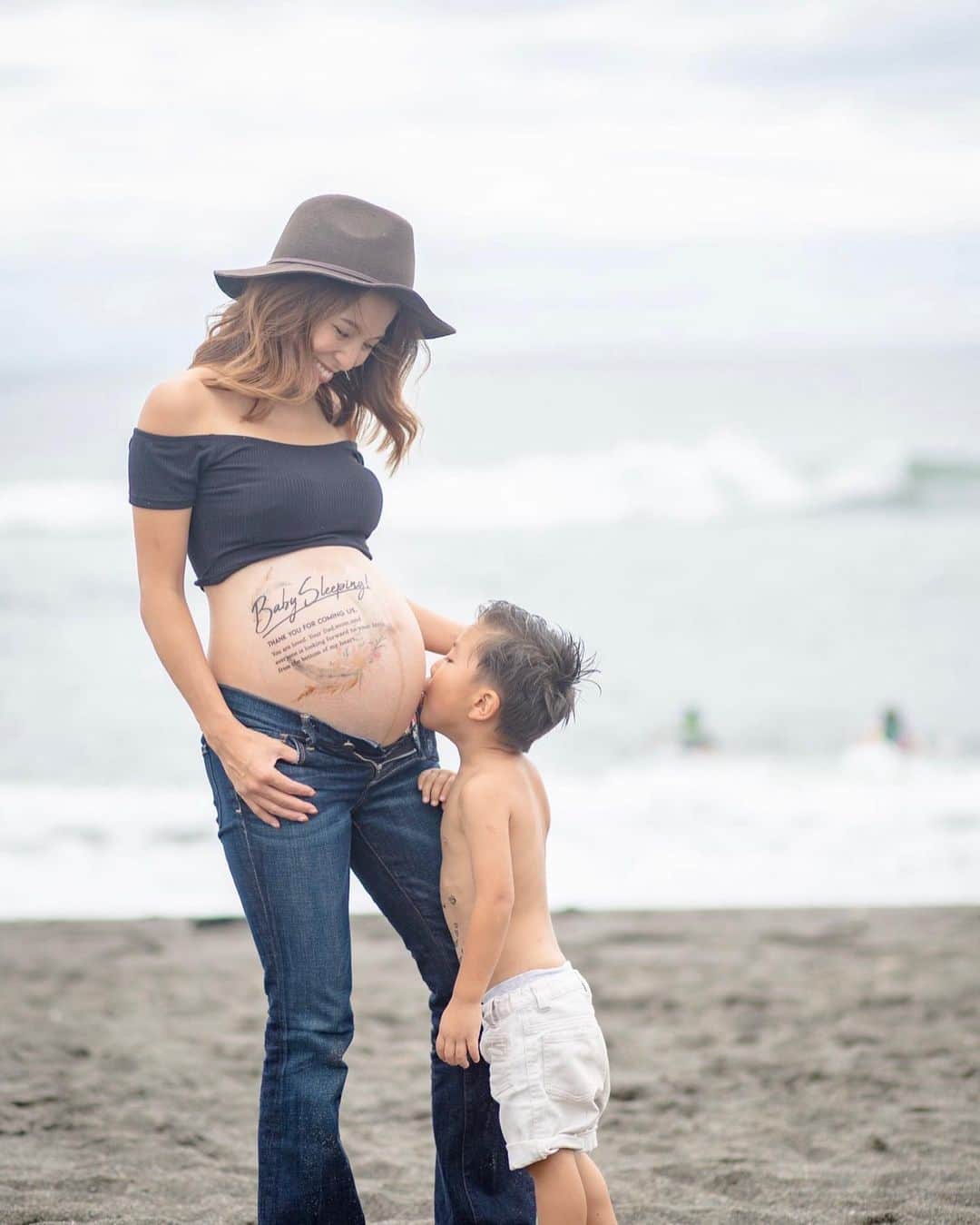 高橋菜摘のインスタグラム：「🤰♡ そういえば・・💭 キロク残してなかった📝 最近イヤイヤ期なのか性格なのか 毎日大変で結構いっぱいいっぱいなので ちょっと振り返ってみようかな😌 . ちょうど２年前。 10月18日、陣痛室に居ました🤰 計画出産予定日前夜に宿泊をし 朝、点滴してから2時間くらいで 徐々にゆっくり痛みが出てきました。 パパは朝の9時頃、産院の隣にある 息子の幼稚園に送ってから来てくれて 決まってない赤ちゃんの名前決めとか とてもスローな時間を過ごしました。 . 今回アロマ無痛分娩を選択したので ずっと付きっきりで全身に アロママッサージをして頂きました🌿 オイルは妊娠中に選んだ 落ち着く自分の好きな柑橘系の匂いなど 数種類をMIXしてくれた好きな匂い。 陣痛の波が来てる間は痛みが逃げるよう 腰や腰下辺りのマッサージを。 とにかく気持ち良くて 痛みもかなり軽減されたから なんとなく麻酔を打つのを まだ平気ってどんどん引き伸ばしてた。 . 2.3時間が経ち子宮口が開いてきて 痛みも本格的になったところで 麻酔をお願いしました。 本来はもっと早い段階で 麻酔をするみたいなんだけど なぜかギリギリまで耐えさせてもらった。 早い段階で麻酔をしても もしお産に時間がかかったら嫌だなって 無痛を選んだくせに無駄に心配性😂 . そして麻酔をしてからは 本当に一切の痛みがなくなり もはや何して良いか分からないほど 2人目の実感も湧かずに またここでも確か 名前の話しばっかしてたような🙄 そして点滴から4.5時間くらいで 先生が内診した際に破水して あ、ごめんとか言って←え！ そこからは一気に早まった気がする！ 子宮口も5.6cmだったのが 急に8.9cmくらいにまでなって 先生も大慌て😳💦 旦那さんカメラの準備して！！ とか大慌てで分娩室へ移動🤣 . そしてパパがカメラの準備してる間に いきみたすぎて早く来てーーーって めっちゃ言ってた🤣 赤ちゃん出る時は痛みがあって 多分これは産院にもよるのかもだけど 無痛分娩では出る時の痛みすら 全く無い方が多いっぽいです😌 . そしてパパが来てすぐ もう無理出るー😂ってなって そこから一度の大きないきみで Ranri誕生〜🤣👏 またもやスーパー安産でした🤱 . とにかく出てきた瞬間号泣😭 パパも号泣👨🏽‍🦱 息子の時には無かった感情。 多分1人目だから実感も湧いてなかったし スーパー安産だったとはいえ 諦めたくなる程痛かったしいきんだし 感動よりもとにかく息整えてた感じ😫 産んだあとすぐ分娩台の上で お腹すいておにぎり下さいって🍙 2個も食べてた自分、今じゃ笑える。 . だけど娘は無痛のおかげで 出産を1から楽しめたし 本当にいい体験できました。 出産のスタンダードがこのくらい 幸せでも良いんじゃないかなと思う。 . なんで無痛分娩にしたか、は １つ挙げるとすれば 一度きりの人生、 どちらも体験してみたい が本音です。 最後の出産かもしれないと思うと 女性が命をかけて産む出産 極上味わっても良いんじゃ無いかと🤍 麻酔をするのとか最初は怖かったけど 何でも興味ありの私は 出産さえも経験だと思ってます。 無痛分娩を検討してる方が居れば 私が言えることは１つ。 産んですぐもう一度お産したくなるほど とっても幸せと思えたお産でした🤱 . お腹にこの子が居たと思うと @muukuntoramu が撮ってくれた マタニティ時代の私素敵だなぁ。 もうこの身体には戻れないんだよね。 本当に写真に残しといて良かった。 太ったりとってもズタボロだったけど らむたん綺麗に撮ってくれてありがと🤍 早くママトークしたいなっ🤱💓 . という娘の誕生日ってことで たまにはかたりーのpostでした♡ 今しかないその瞬間を楽しんで🌈 そしてイヤイヤ期真っ只中で 毎日大変と可愛いの連続😫💓 この頃を思い出して癒されました。 写真はたくさん撮った方がいいね😌 自分の生きた証。 . . #マタニティフォト #妊婦 #妊婦コーデ #マタニティーコーデ #ぷんにー #ママリ  #出産レポ #無痛分娩 #普通分娩 #兄妹 #湘南ママ #息子 #男の子ママ #出産 #maternity #maternityphoto #birth #myson #beachphotoshoot #shonan」