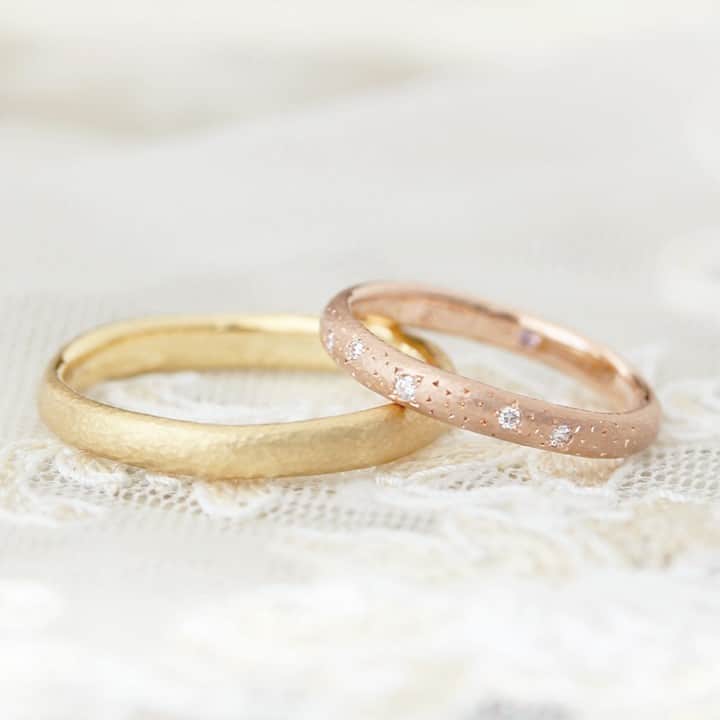 ith / イズ オーダメイド結婚指輪さんのインスタグラム写真 - (ith / イズ オーダメイド結婚指輪Instagram)「金属を手でこねたような 温かみのある結婚指輪。 . 表面に小さな槌目をたくさん施すことで、 よりアンティークな風合いに近づけました。 . 女性は星空のような ダイヤの留め方で遊び心を加えました。 . 手仕事と遊び心を詰めた お二人の結婚指輪が完成しました。 . . ▽ 指輪について 結婚指輪(男性)：クラシコ K18YG：130,000円〜 . 結婚指輪(女性)：クラシコ K18PG：144,000円〜 . . 公式ハッシュタグ🤳✨ #イズマリッジ . . 【オンラインサポートOPEN】 お二人それぞれのご自宅にいながら 指輪のオーダーメイドができる、 ithのオンライン相談もご活用ください💻 ご試着最多6点まで、レンタル可能です💍 . . #マリッジリング #エンゲージリング #結婚指輪 #婚約指輪 #カスタマイズ #指輪 #ダイヤモンドリング #婚約 #プレ花嫁 #ナチュラルウェディング #結婚指輪探し #指輪選び #指輪探し #結婚指輪選び #ペアリング #プロポーズ #特別感　 #オーダーメイドリング #結婚指輪オーダー #ゴールドリング #パーソナライズ #結婚準備 #花嫁　 #2020冬婚 #2021春婚 #2021夏婚」10月21日 21時10分 - ith_marriage