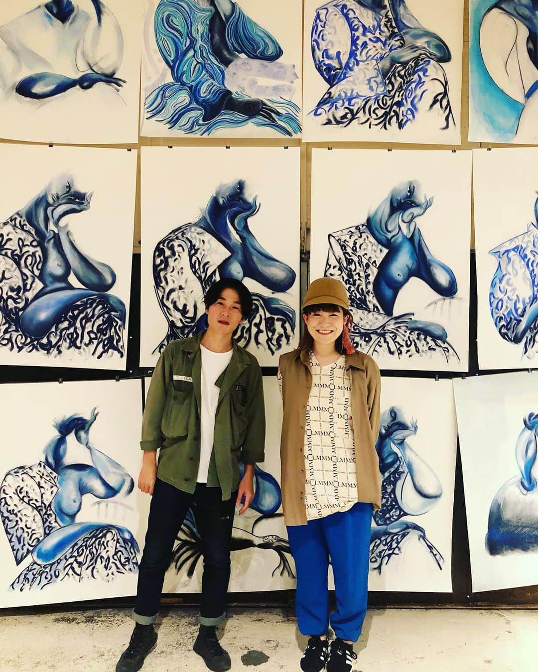 和田美枝のインスタグラム：「青い世界🧿📘💙🦋🦕  ANOTEN  絵から伝わる色んな青色に魅了された。  ファイリングされてる絵のお話も色々聞かせてもらって、お花を握ってるのが何枚か登場するから聞いたら、お花が好きでお花屋さんで働きたいけどなかなか募集がないらしい💐  4月に個展をされる予定だったけれど、コロナで延期になって、その時に展示する絵とはガラ〜っと変えての今回の展示らしく、その時に描いた一枚の絵から広がって、今回の展示になったらしく、驚いた！！  2枚目の写真は吊り下げてる紙に横になりながら描いたもので、めくるたびおもしろくって、こりゃまた驚いた！！  DELIさんで色んな方に出会わせてもらって、自分の好きなことの話が聞けて、驚きと感激とで人見知りが少しずつ、どこかへ飛んでいってるw  そのうえ、心が豊かになってってる🦚  ハァ☺️  #art #ANOTEN @yoshitomo_ano  #10月25日まで #DELI @deli440472   ↓↓↓  大阪市西区立売堀1-12-17 Artniks bld.1F」