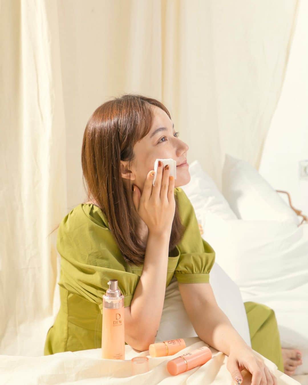 謝琦琦（Kiki）さんのインスタグラム写真 - (謝琦琦（Kiki）Instagram)「日系品牌是我剛接觸專櫃保養的首選 質地通常比較適合亞洲氣候 初階保養價位也沒那麼距離感 而且週年慶戰場絕對是入手的好時機啊  佳麗寶DEW SUPERIOR系列有分水潤/輕潤型 從肌底本身開始修護 不單只靠外補充玻尿酸 輕潤型的潤活精純露是精華型化妝水 對於年紀增長、抓水力逐漸下降的肌膚  更需要這種深層的保濕啊 濃稠質地吸收後的觸感很舒適不黏膩 而且會有種肌膚喝飽水、澎潤飽滿的緊緻 因為夠保濕，妝前單擦這罐化妝水再上隔離也可以唷 即使是最近換季容易黯沉疲憊 有這罐也能保持最佳膚況 另外同系列的面膜也是超好用的 滿載不容易滴落的精華  敷完臉瞬間變亮 工作太忙沒時間保養、重要拍攝前的急救時刻都會帶上它  不論任何氣候、膚質、年紀  保濕是永遠必要的基礎保養啊～ 對於還不了解自己適合什麼保養的人 這次週年慶有推出保水潤活組 是平時的55折左右 組合裡除了潤活精純露 還有潤活精純乳跟面膜 保濕全系列一次用足夠 用過了喜歡就可以入手大瓶的囉  現在留言tag一位朋友 10/25晚上12點會抽出一位獲得佳麗寶旅行組一份喔 （潤活保濕四品組/輕潤）  #佳麗寶 #DEWSUPERIOR #周年慶」10月21日 21時11分 - kikihsieh